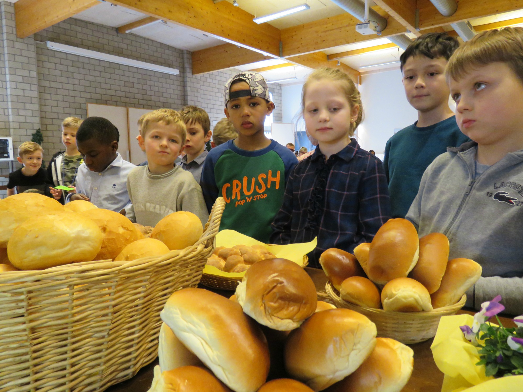 En nu mag het brood uitgedeeld worden