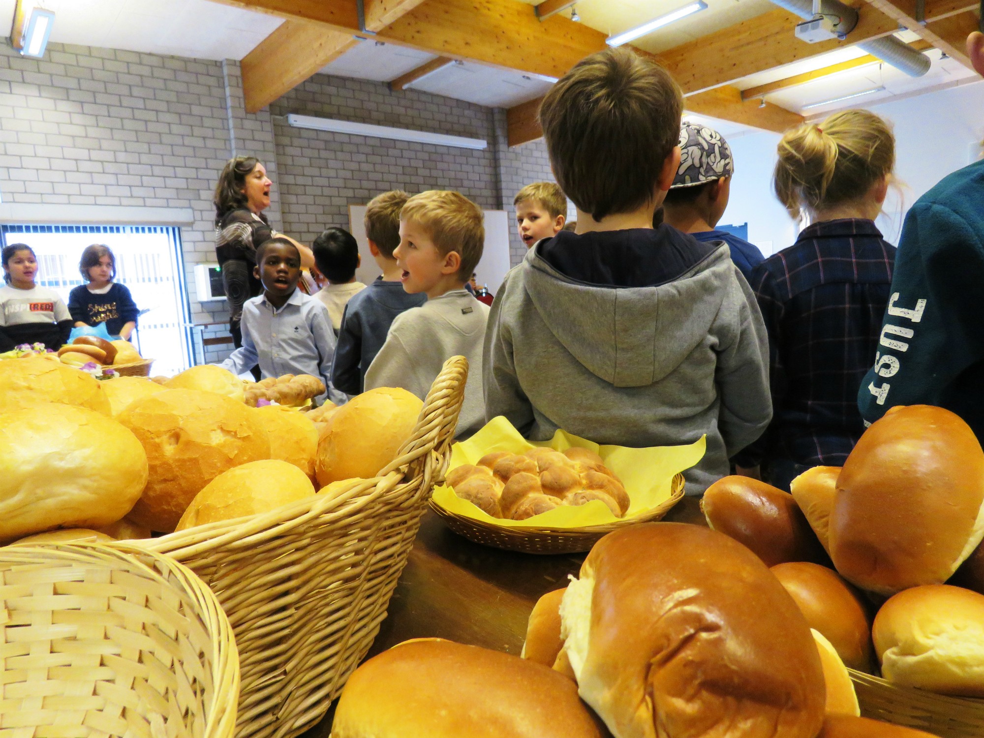 'Kom aan tafel' door de eerste communicanten