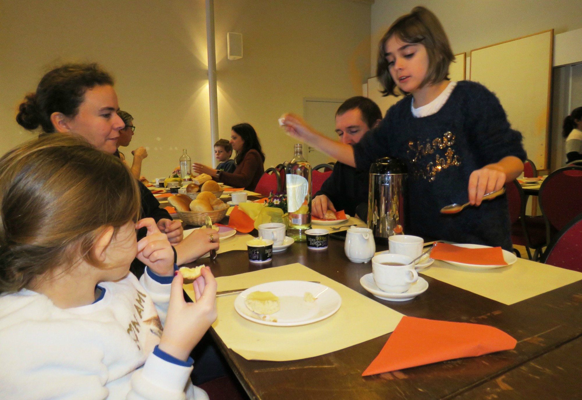 De ouders, broers en zussen en familie zijn gekomen