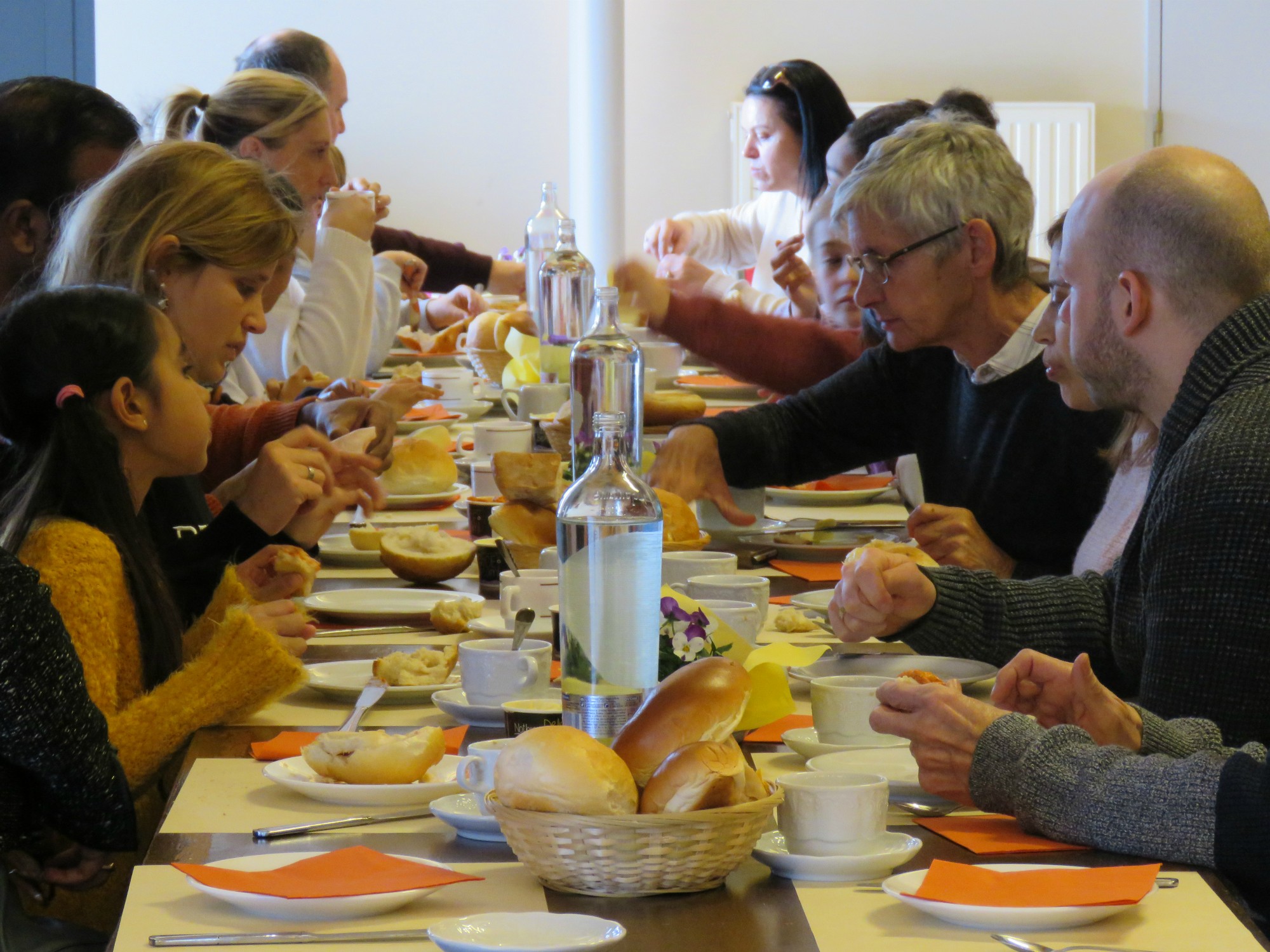 Lange gezellige tafels vol lekkers