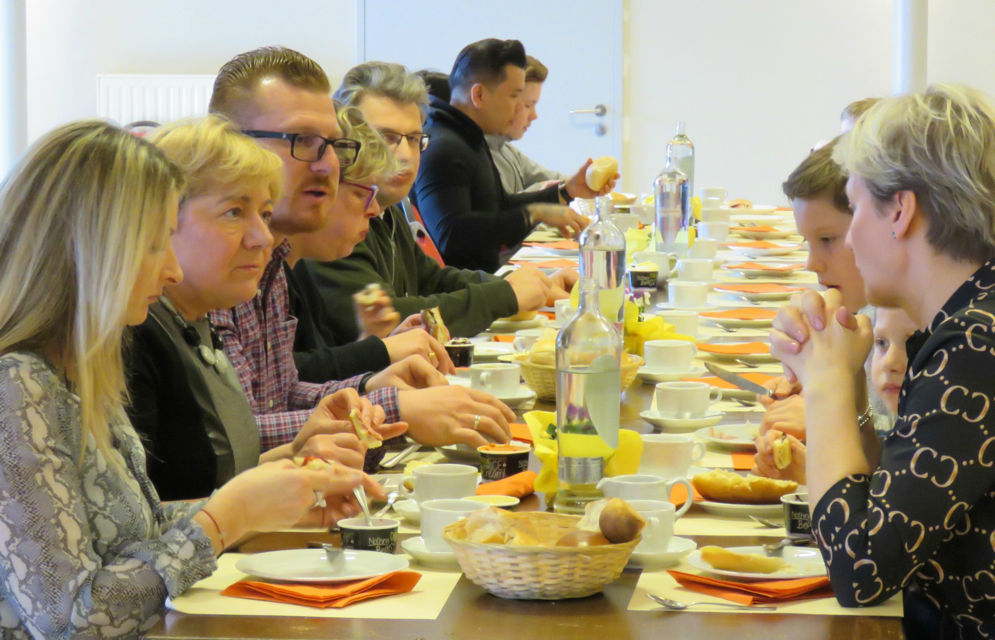 Lange gezellige tafels vol lekkers