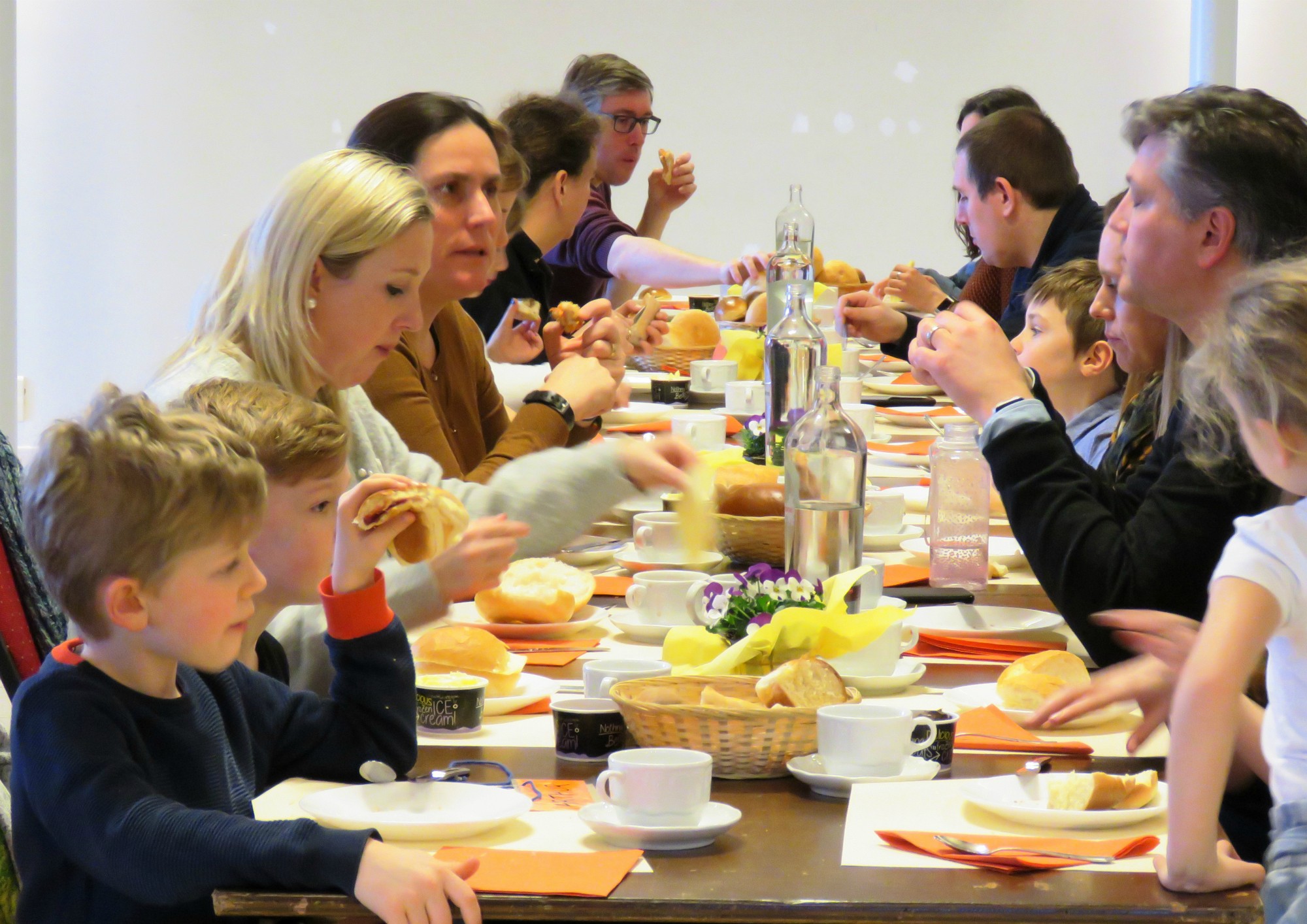 Lange gezellige tafels vol lekkers