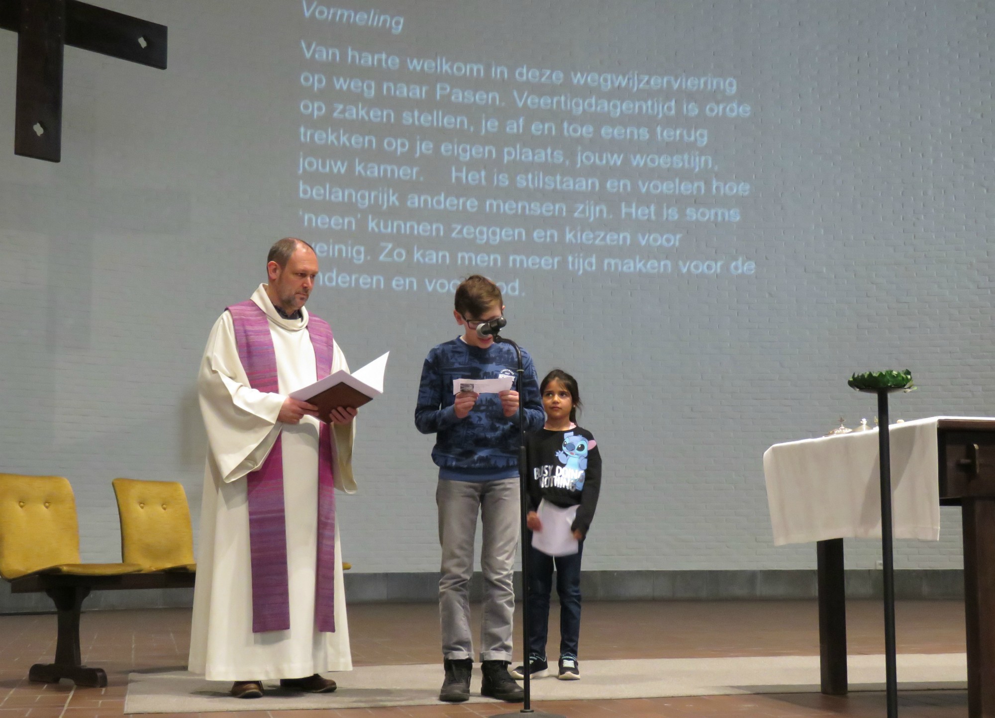 Verwelkoming in de wegwijzerviering door een vormeling