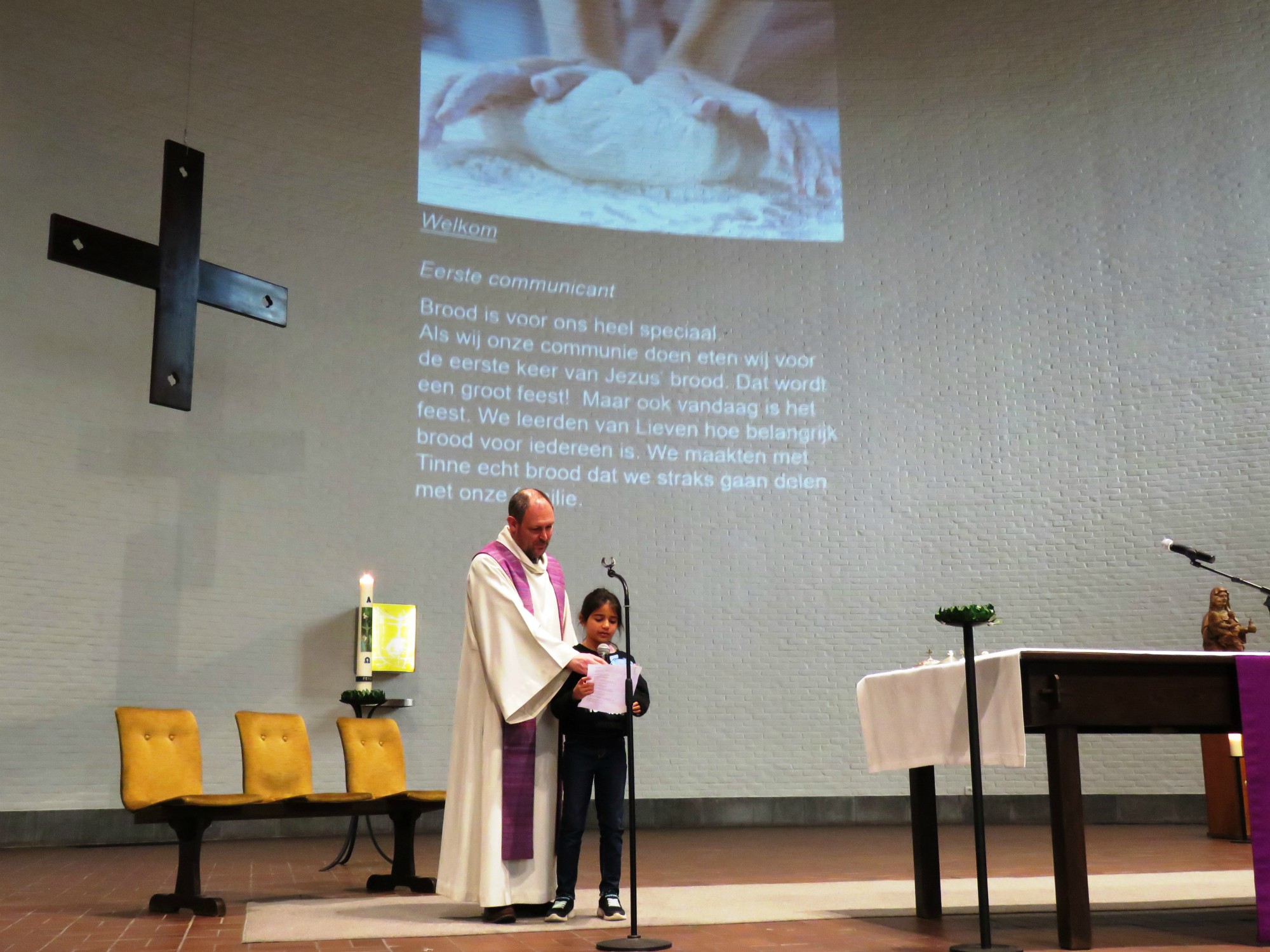 Verwelkoming in de wegwijzerviering door een eerste communicant