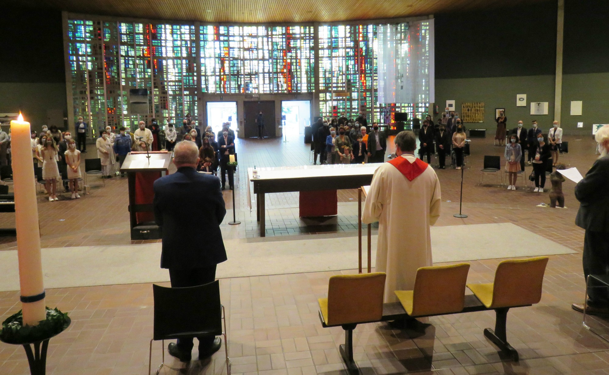 Vormselviering o.l.v. Bisschoppelijk vicaris Bart Paepen in de Sint-Anna-ten-Drieënkerk, Antwerpen Linkeroever