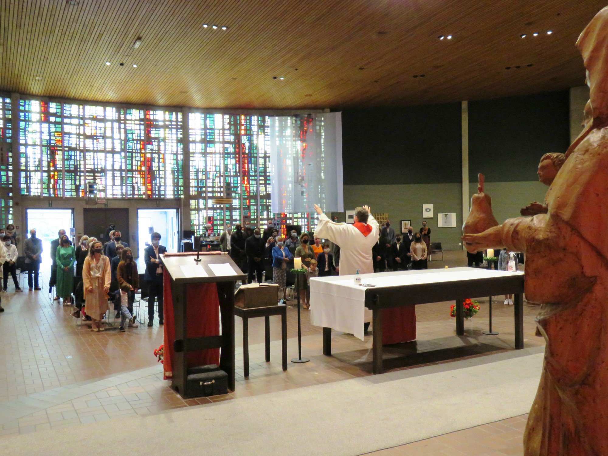 Vormselviering o.l.v. Bisschoppelijk vicaris Bart Paepen in de Sint-Anna-ten-Drieënkerk, Antwerpen Linkeroever