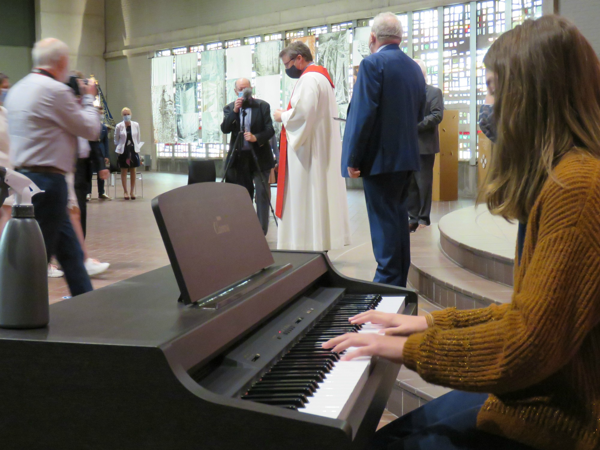 Vormselviering o.l.v. Bisschoppelijk vicaris Bart Paepen in de Sint-Anna-ten-Drieënkerk, Antwerpen Linkeroever