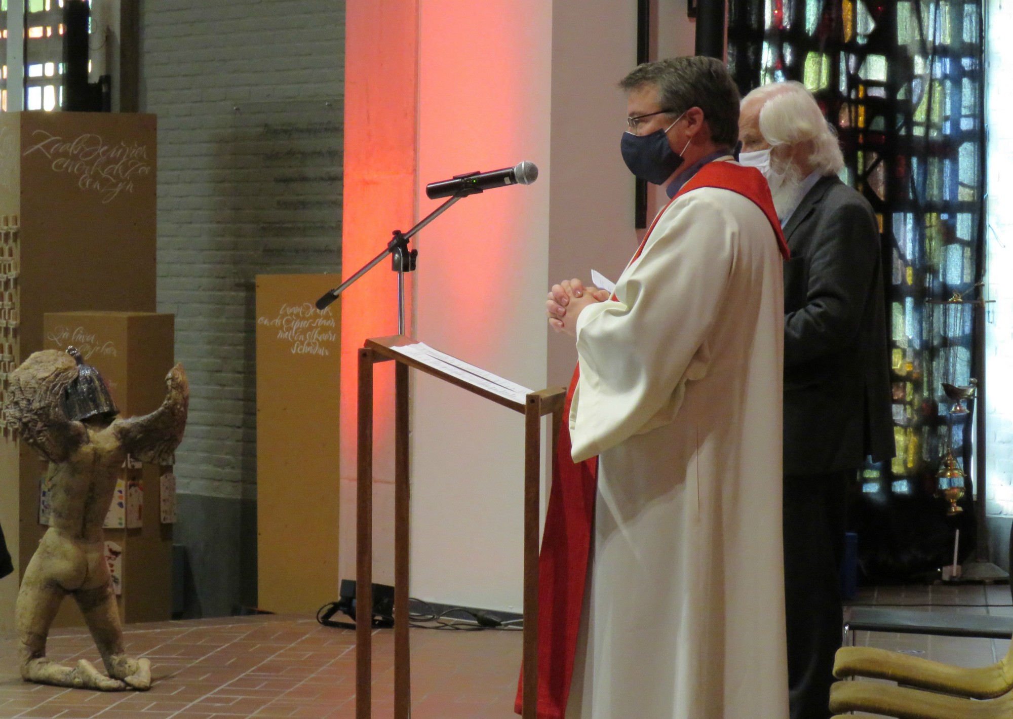 Vormselviering o.l.v. Bisschoppelijk vicaris Bart Paepen in de Sint-Anna-ten-Drieënkerk, Antwerpen Linkeroever