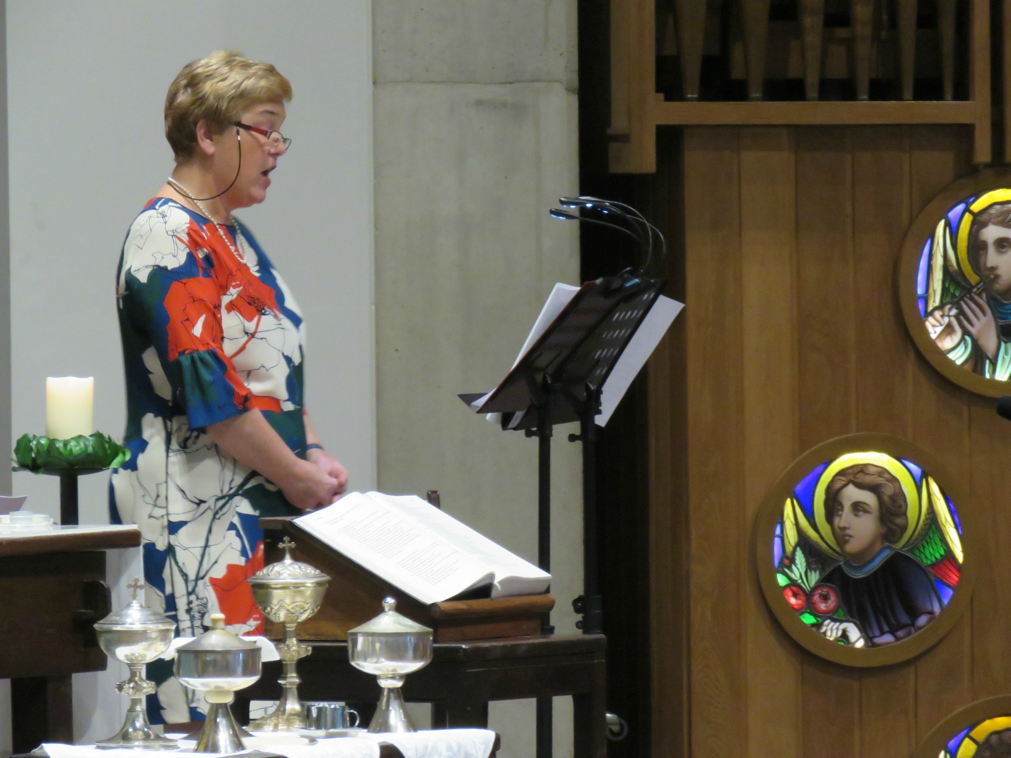 Zang door Myriam Baert, Joannes Thuy aan het orgel, viool door Louise Vanbiervliet