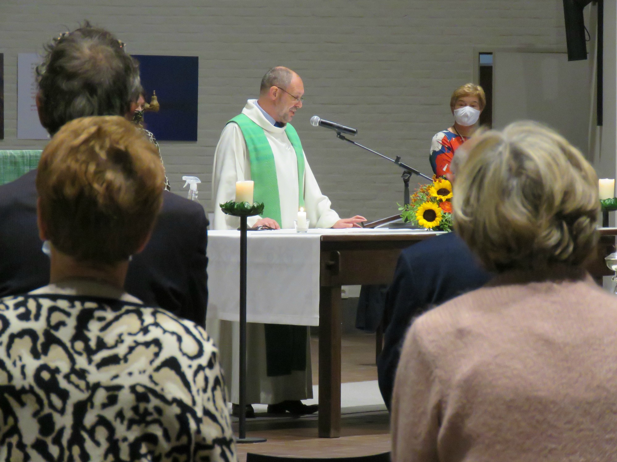 Afscheidsviering pastoor Herman Augustyns in de Sint-Anna-ten-Drieënkerk, Antwerpen Linkeroever