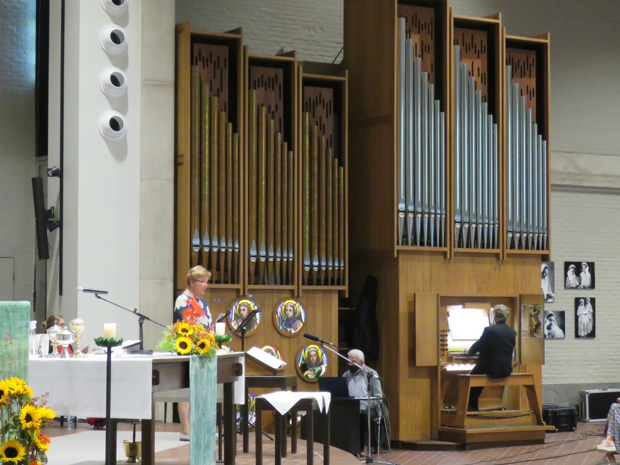 Zang door Myriam Baert, Joannes Thuy aan het orgel, viool door Louise Vanbiervliet