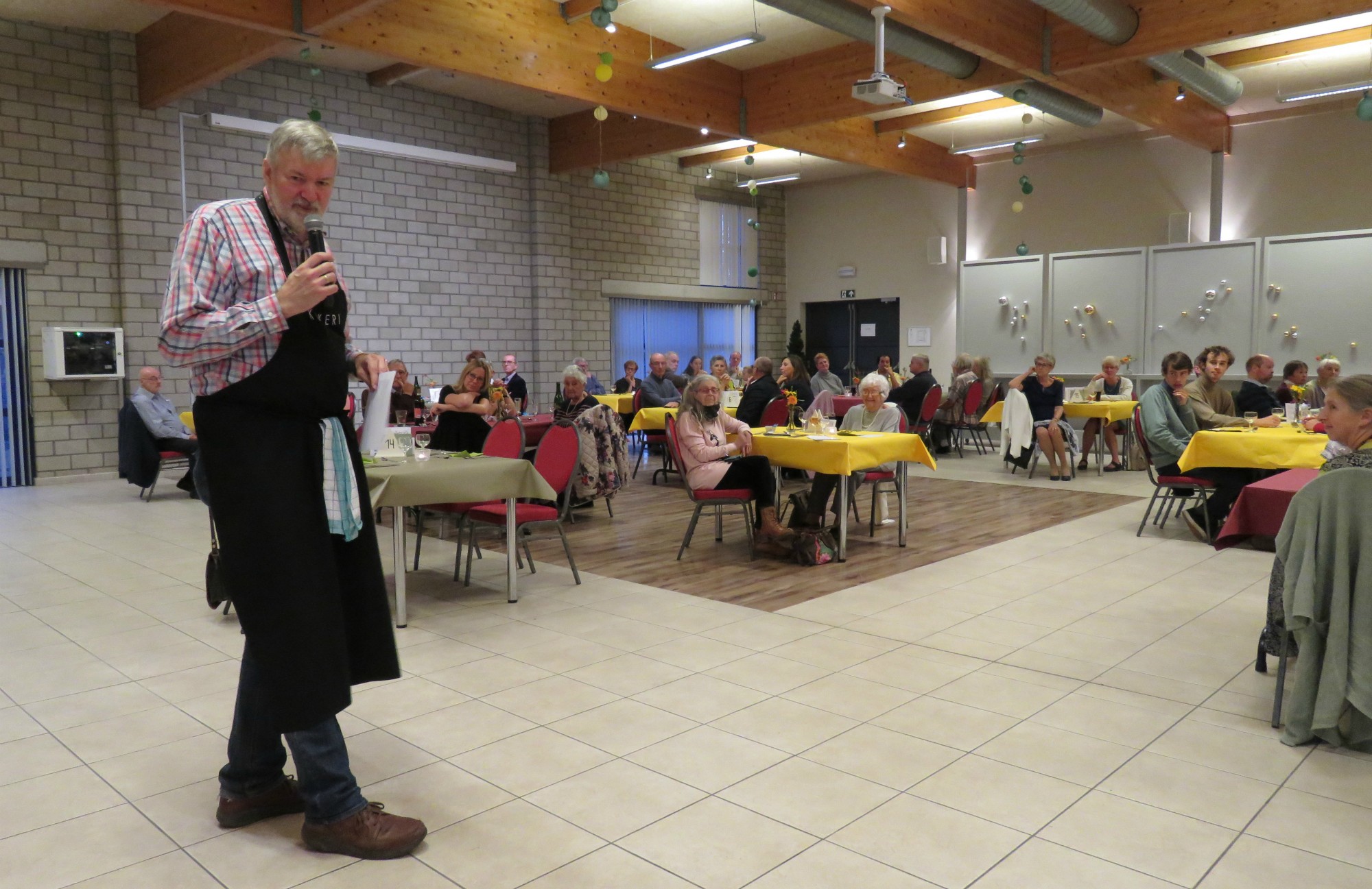 Chef Peter Kips stelt in geuren en kleuren het menu voor