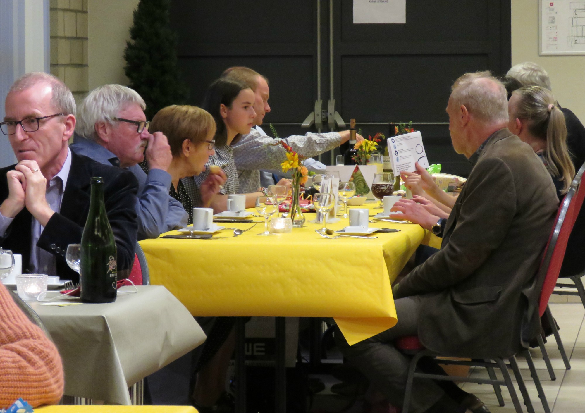 Hier zit een jarige aan tafel. Ze wordt 15 jaar