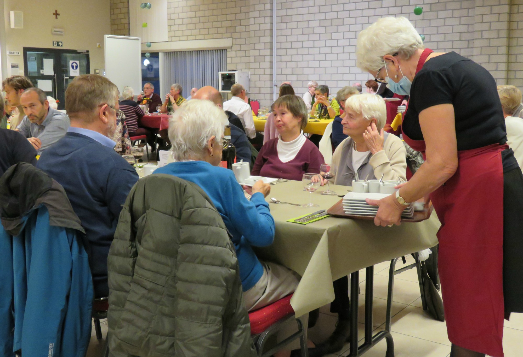 Bediening aan tafel, heel rustig en gezellig