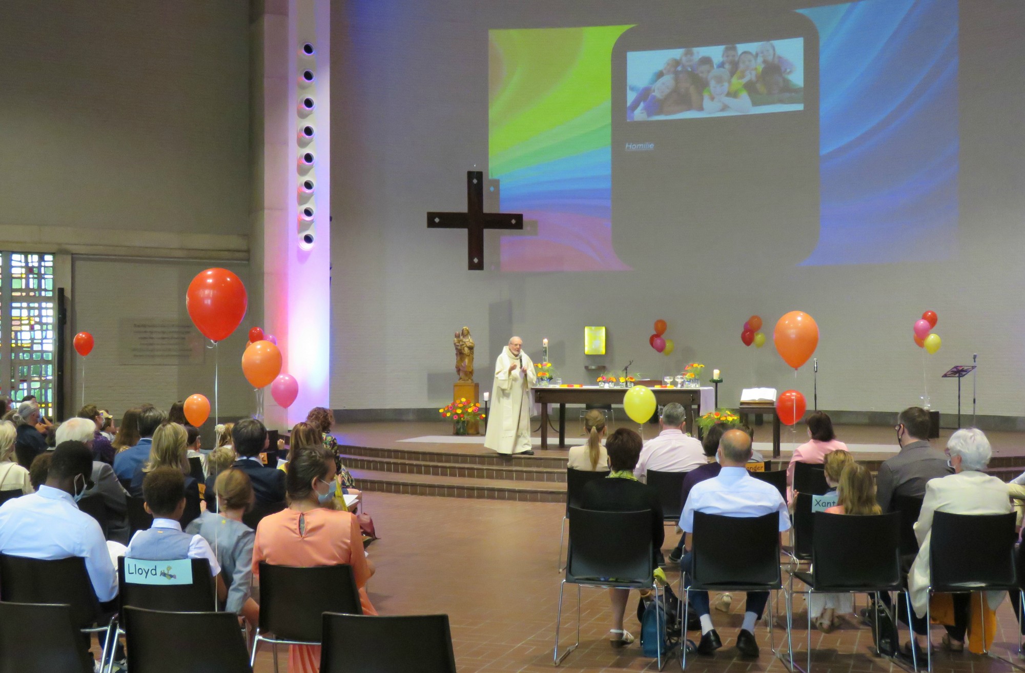 Eerste communie 2021 van de communicanten 2020 | Viering van 11.30 uur in de Sint-Anna-ten-Drieënkerk, Antwerpen Linkeroever