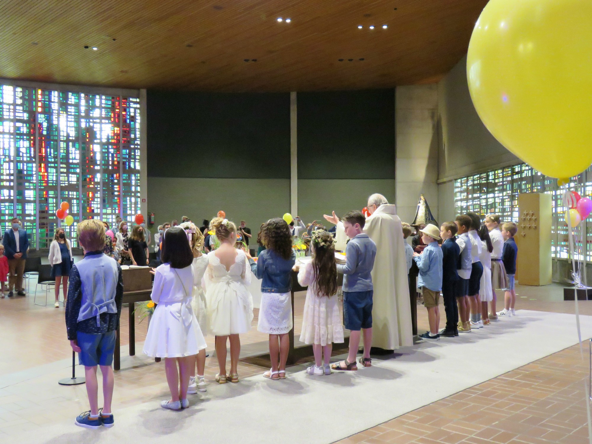 Eerste communie 2021 van de communicanten 2020 | Viering van 11.30 uur in de Sint-Anna-ten-Drieënkerk, Antwerpen Linkeroever