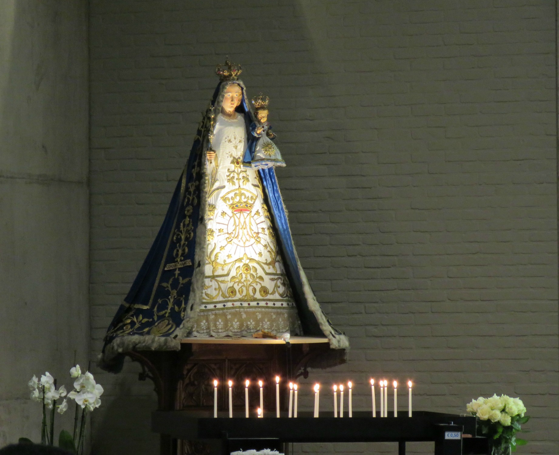 Het Mariabeeld met vele kaarsjes centraal in de kerk