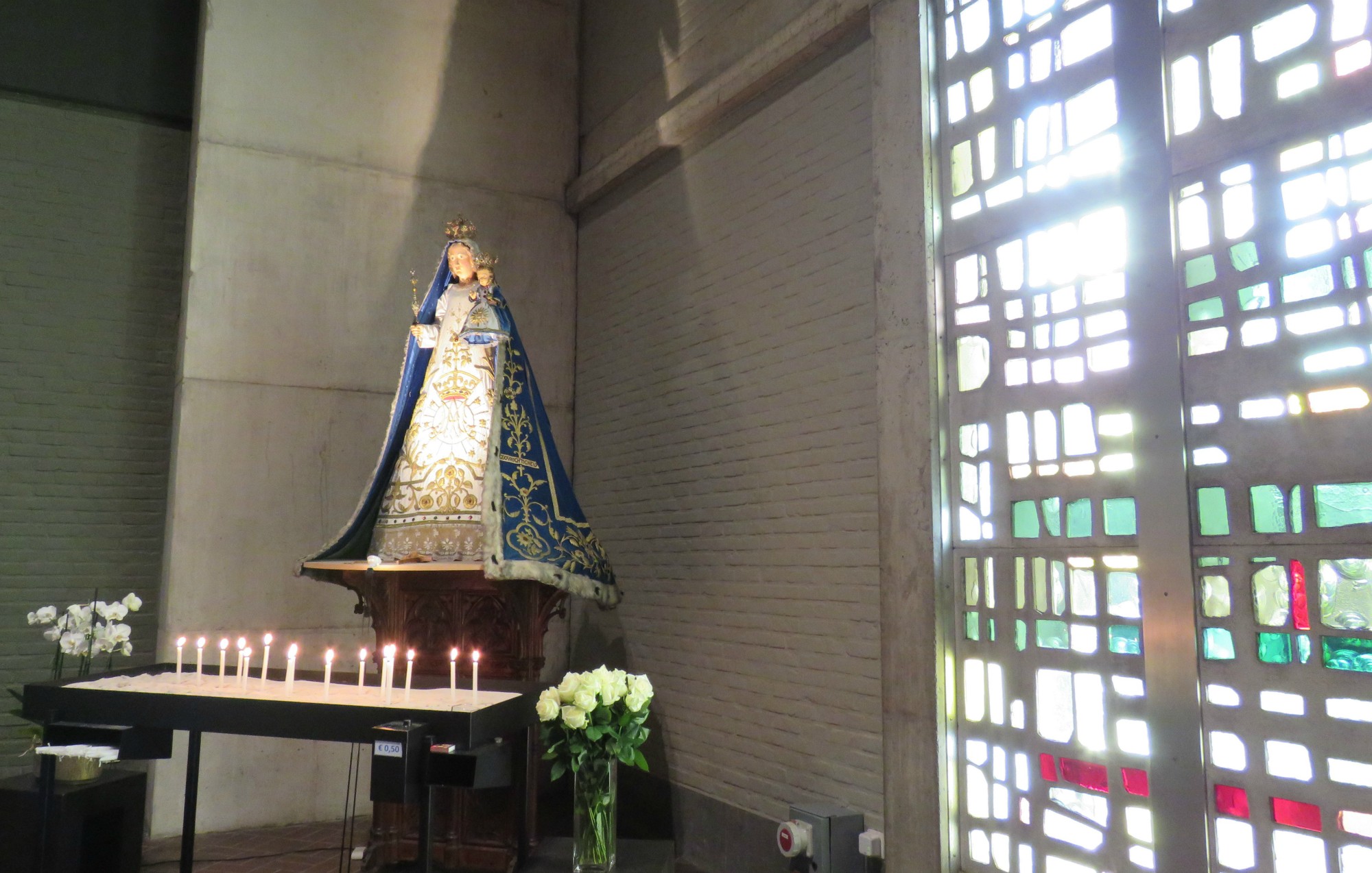 De glasramen met het Mariabeeld in de kerk