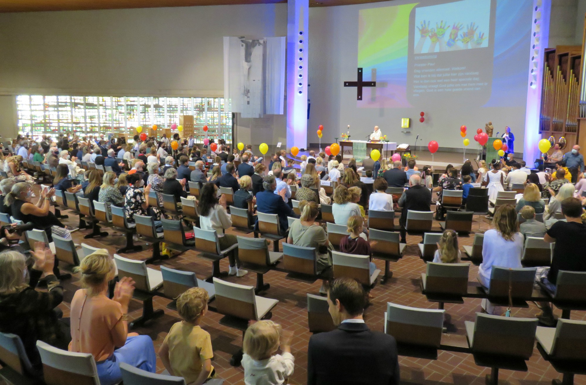 De kerk is heel feestelijk versierd