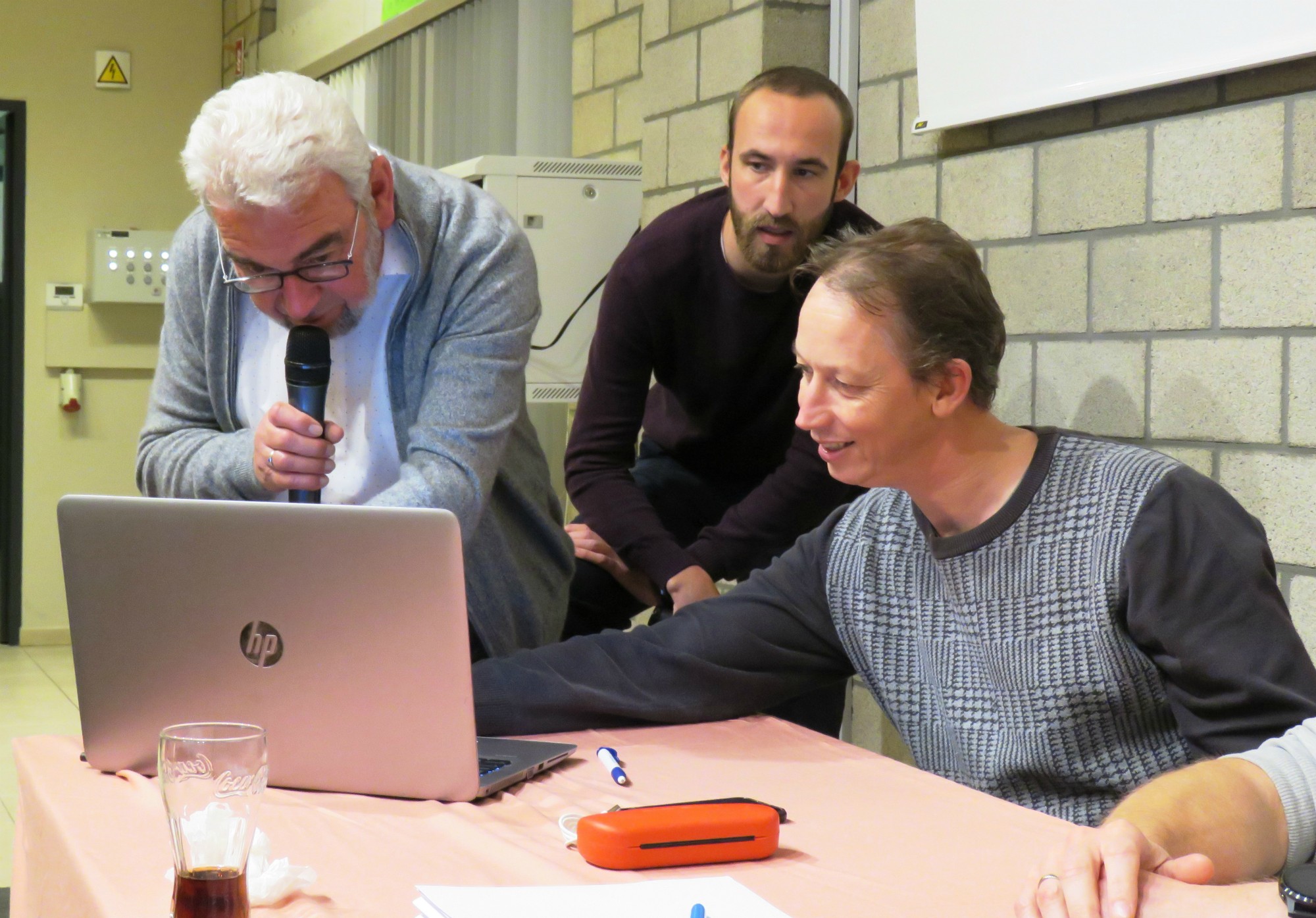 Presentatoren Fred en Elias Van de Velde bekijken met de jury de uitslag van de quiz