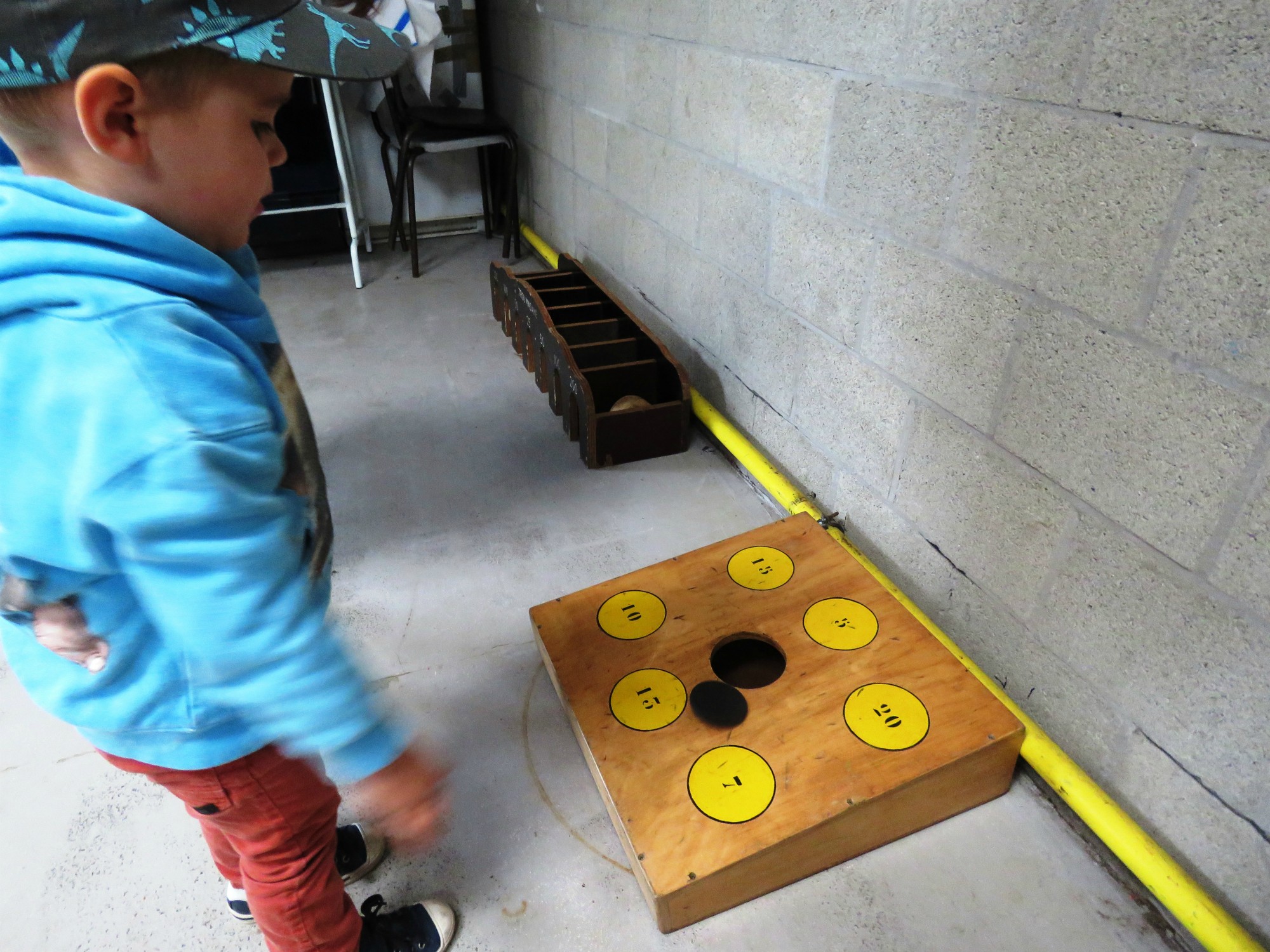 Door de striemende regen is de kinderanimatie in de PlePlolokalen