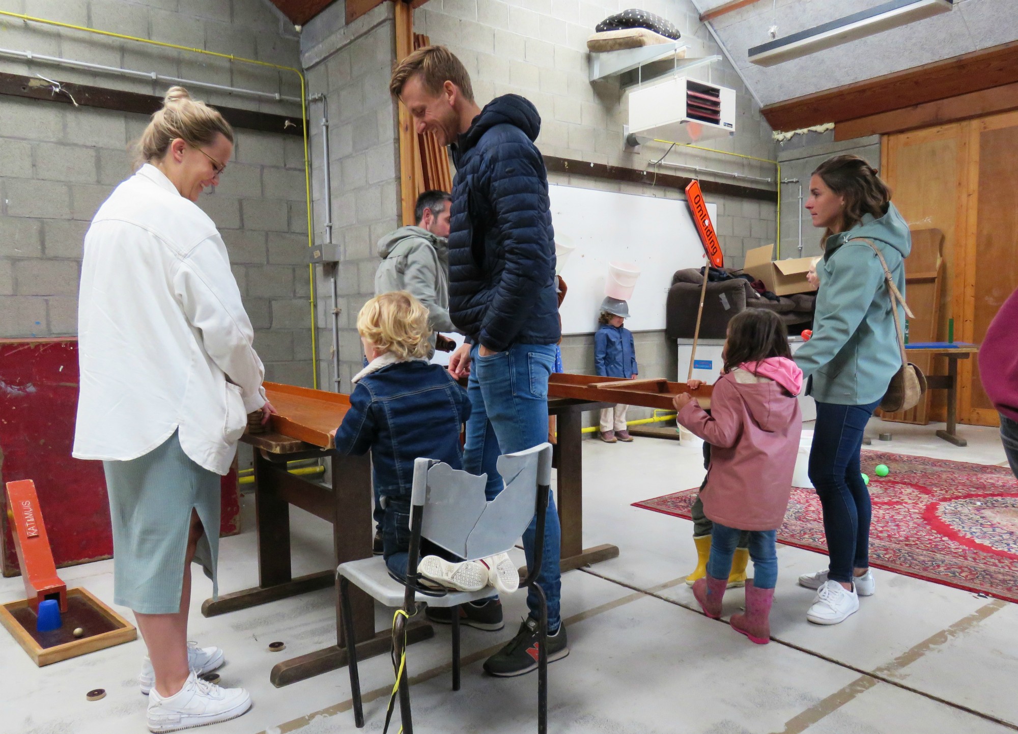 Door de striemende regen is de kinderanimatie in de PlePlolokalen