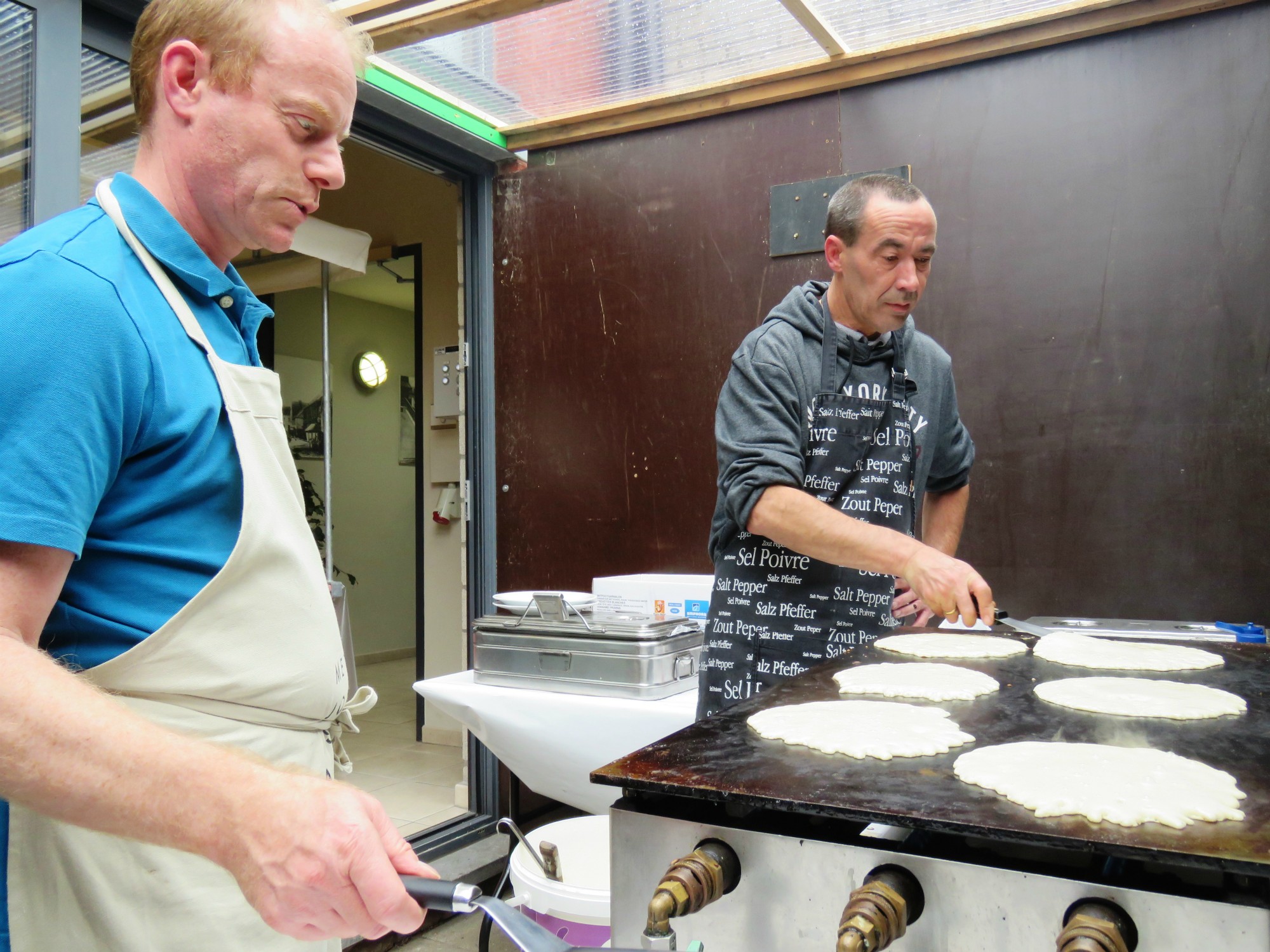 Drukte bij de pannenkoeken bij Koen en René