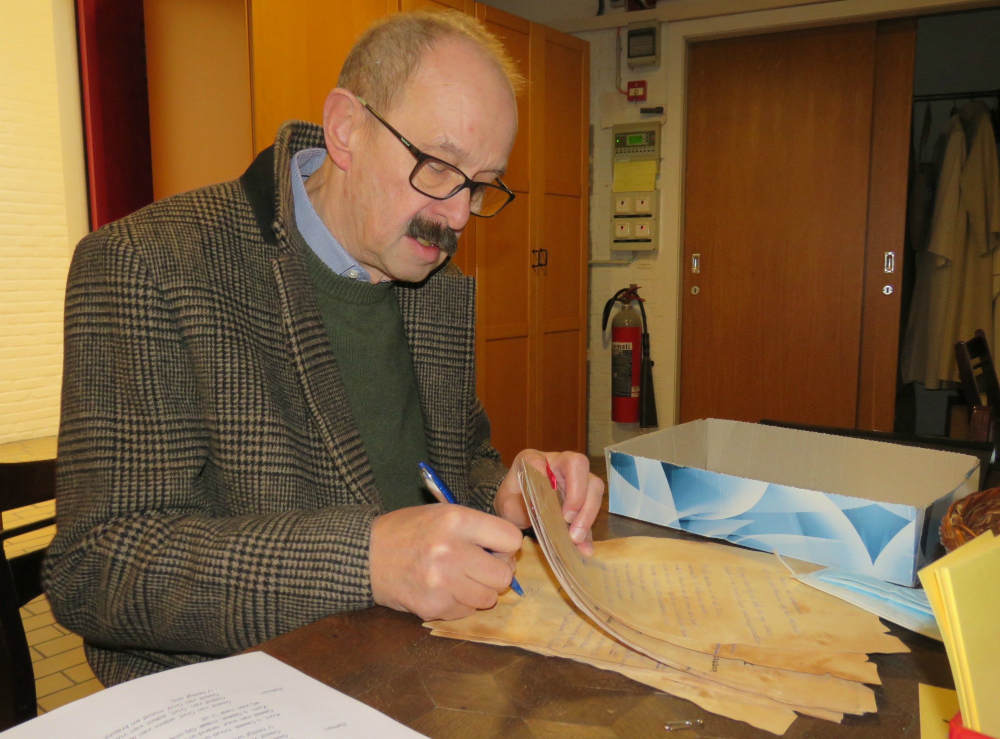 Vormheer Ronald Sledsens tekent de charters van de vormelingen