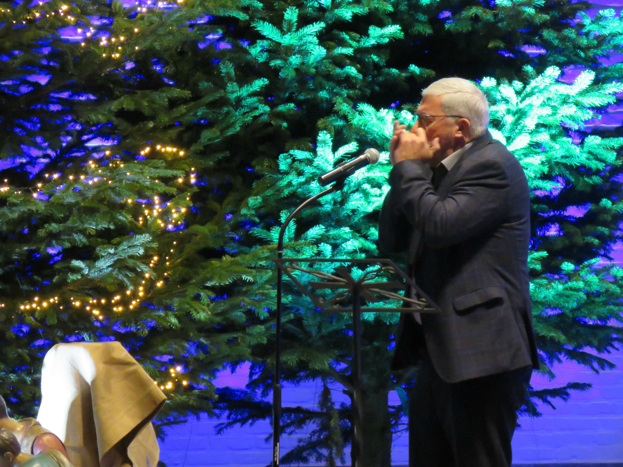 Jan Van Noten, samen met orgel en Sint-Annakoor, op mondharmonica bij 'Stille Nacht'