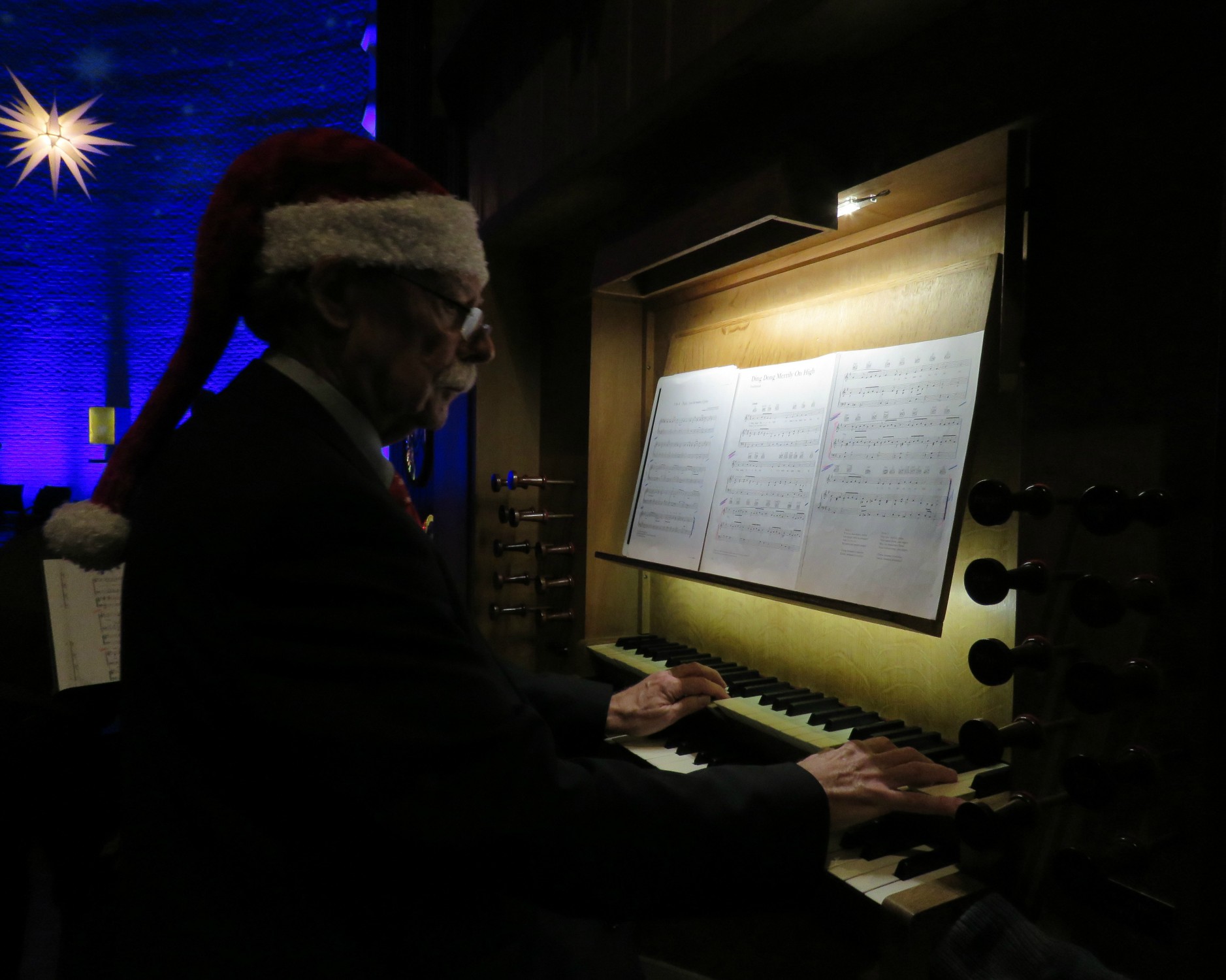 Joannes Thuy aan het orgel