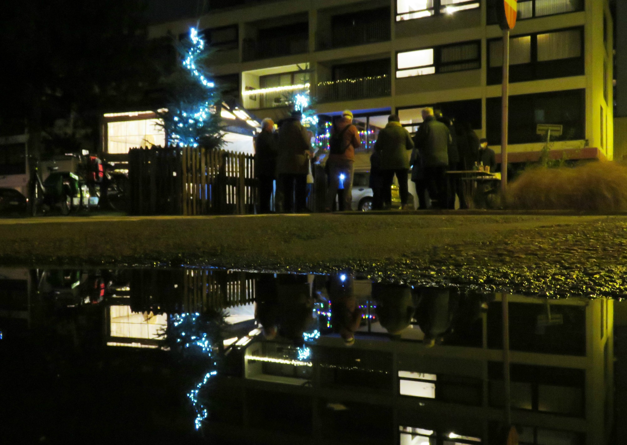 Driekoningen zingen aan de KWB kerststal in de Melis Stokelaan