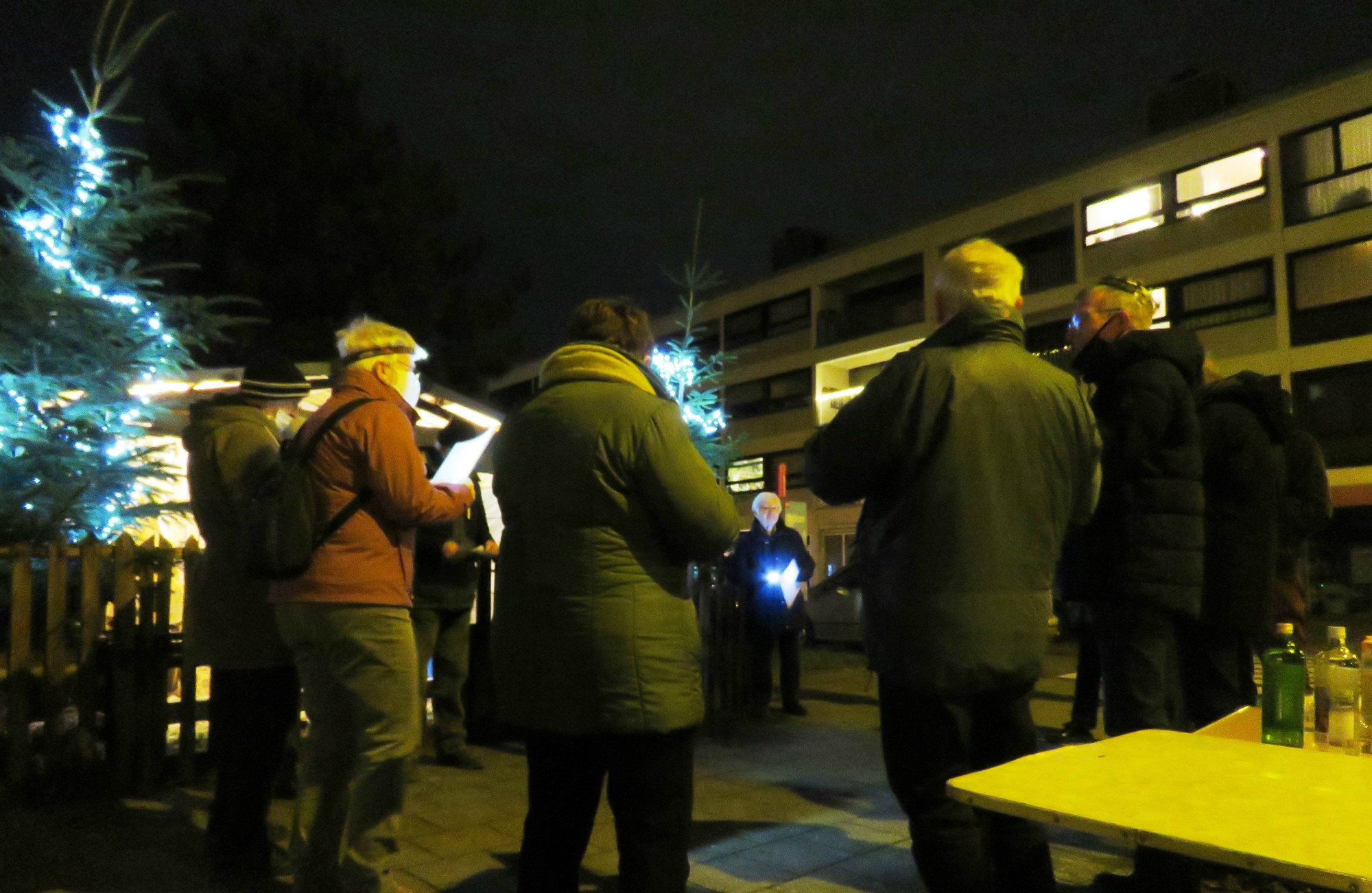 Driekoningen zingen aan de KWB kerststal in de Melis Stokelaan