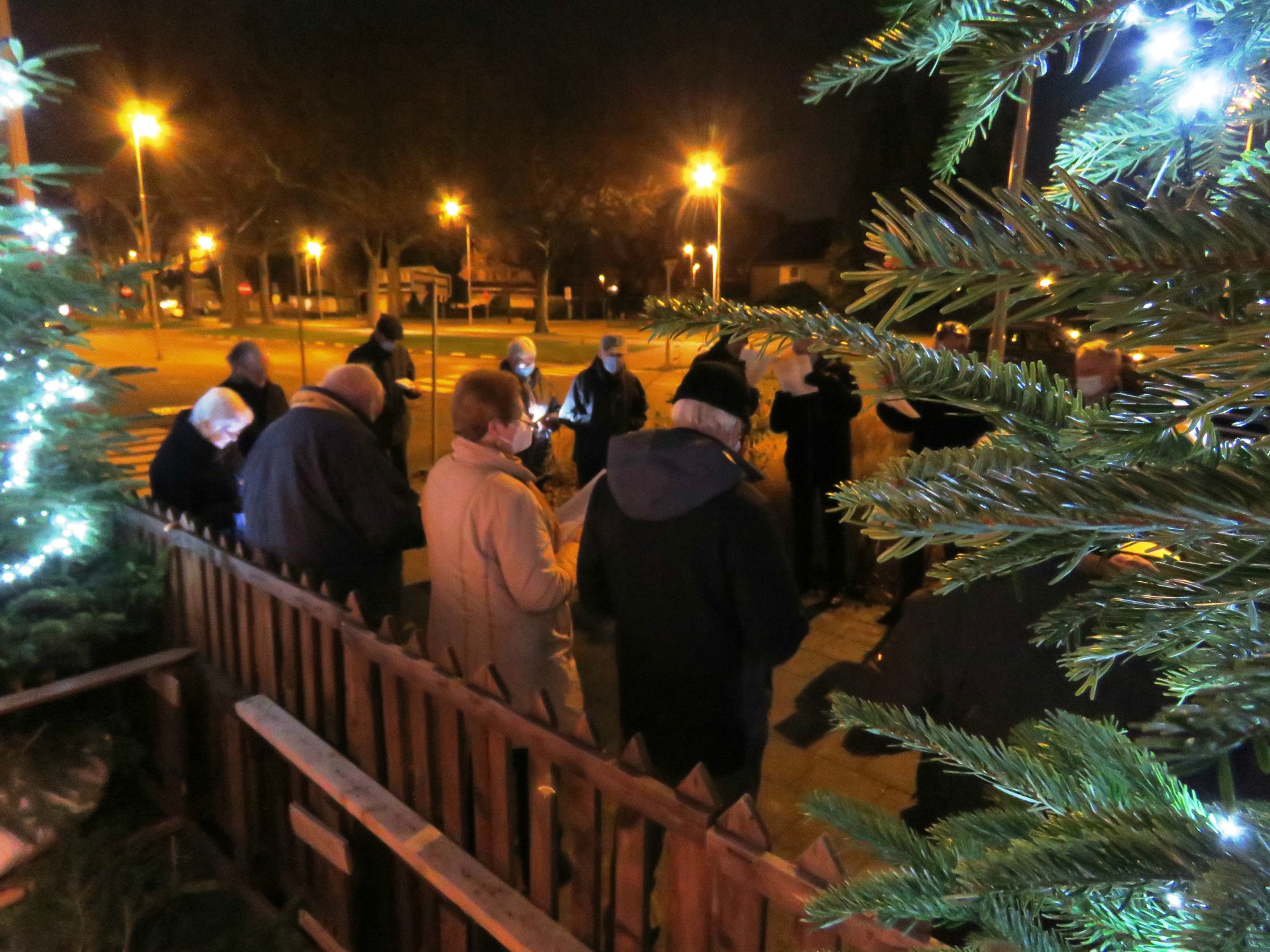 Driekoningen zingen aan de KWB kerststal in de Melis Stokelaan