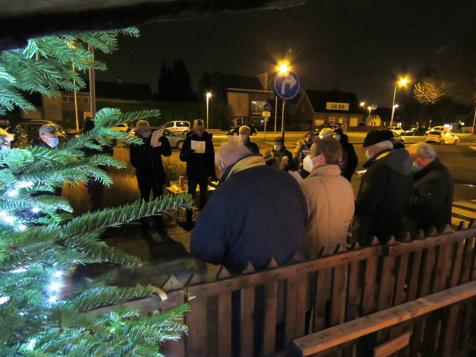 Driekoningen zingen aan de KWB kerststal in de Melis Stokelaan