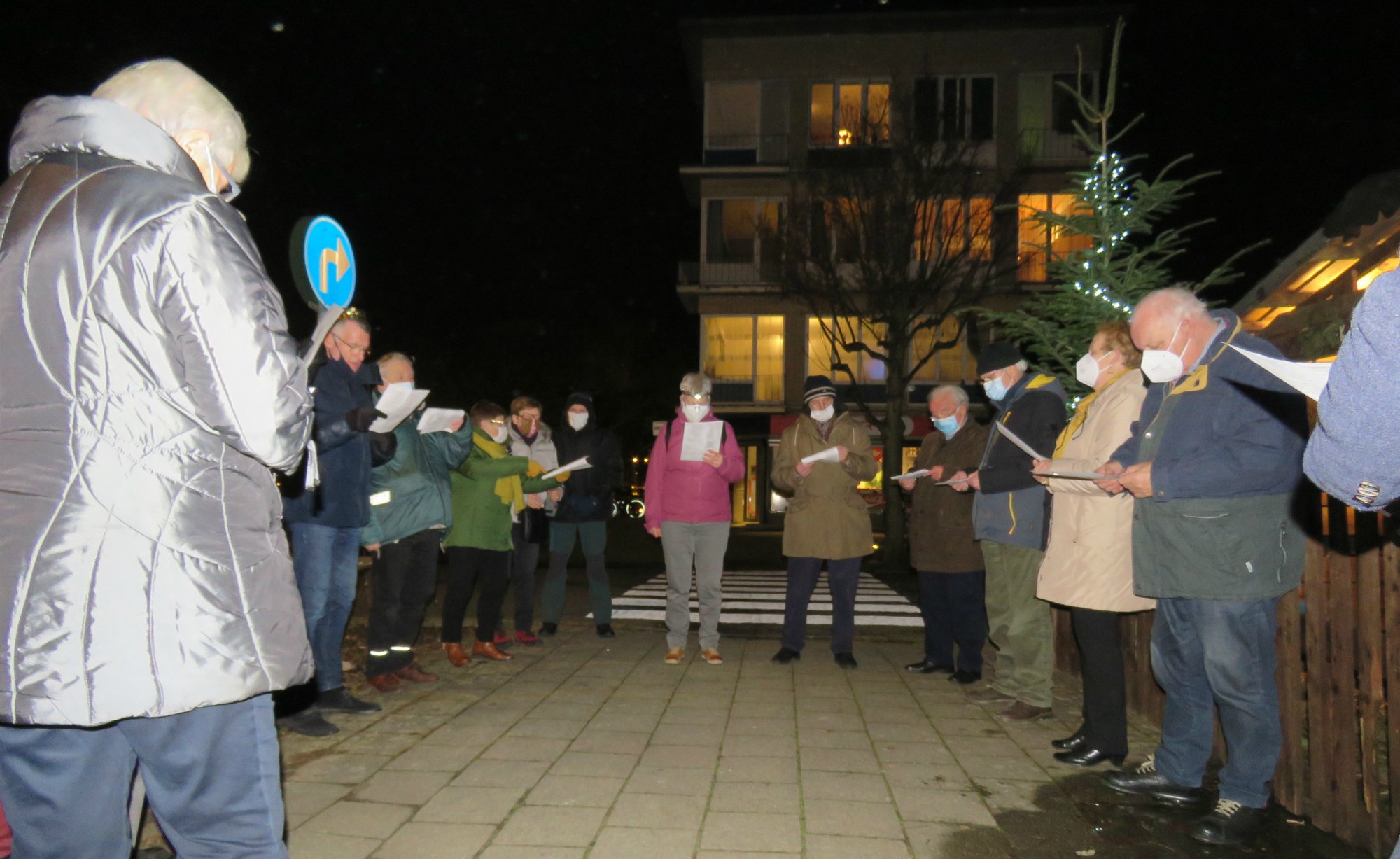 Driekoningen zingen aan de KWB kerststal in de Melis Stokelaan