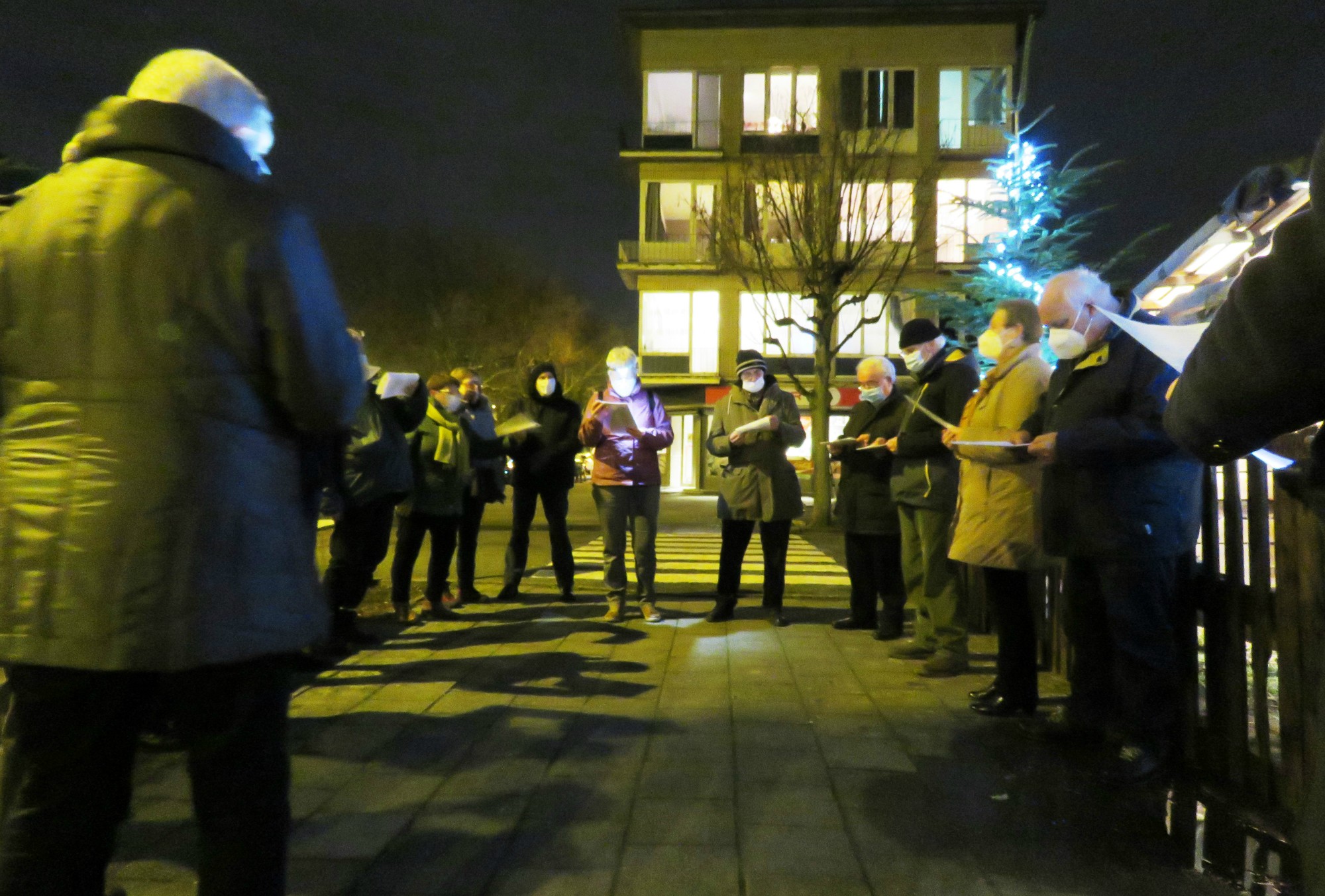 Driekoningen zingen aan de KWB kerststal in de Melis Stokelaan