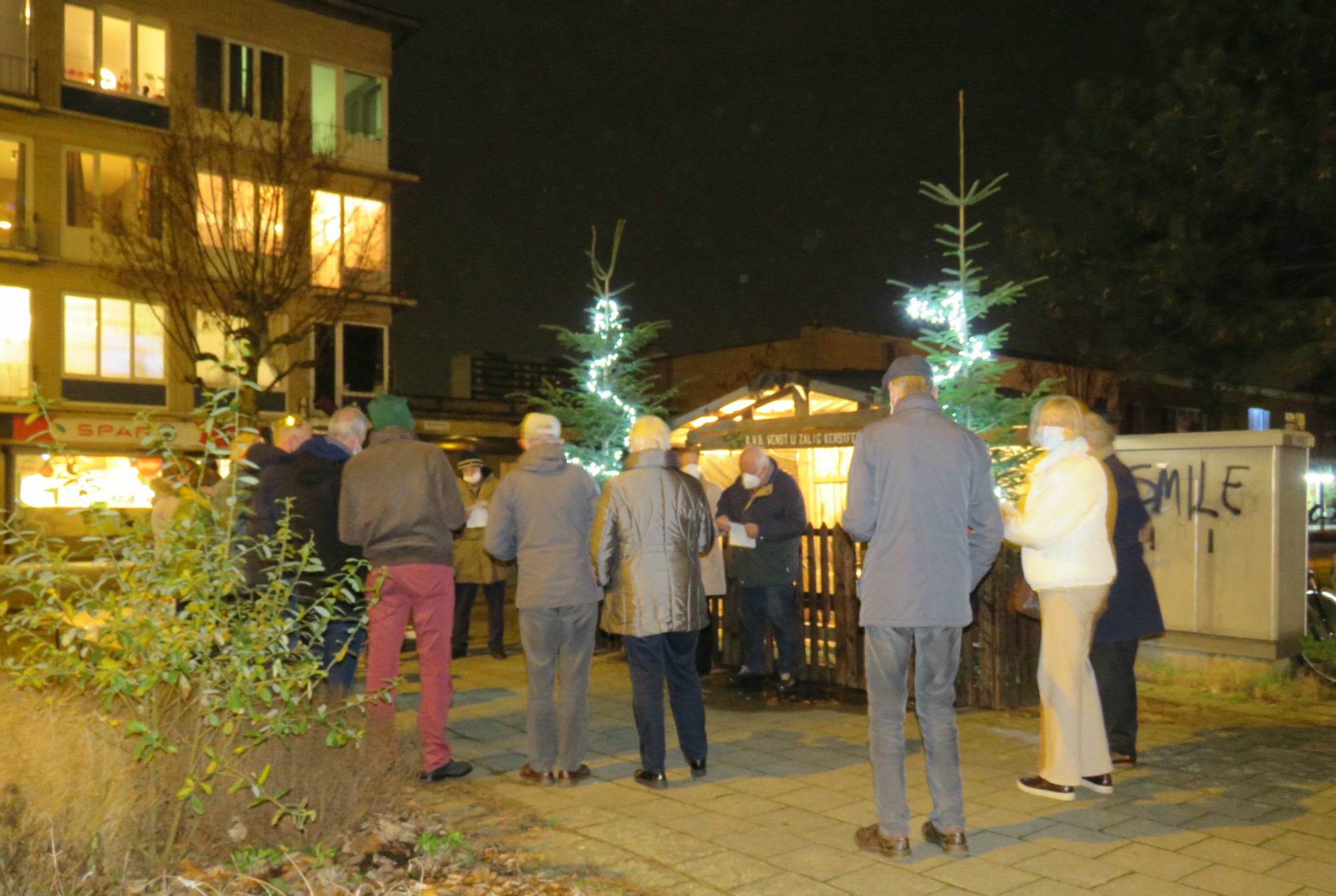 Driekoningen zingen aan de KWB kerststal in de Melis Stokelaan