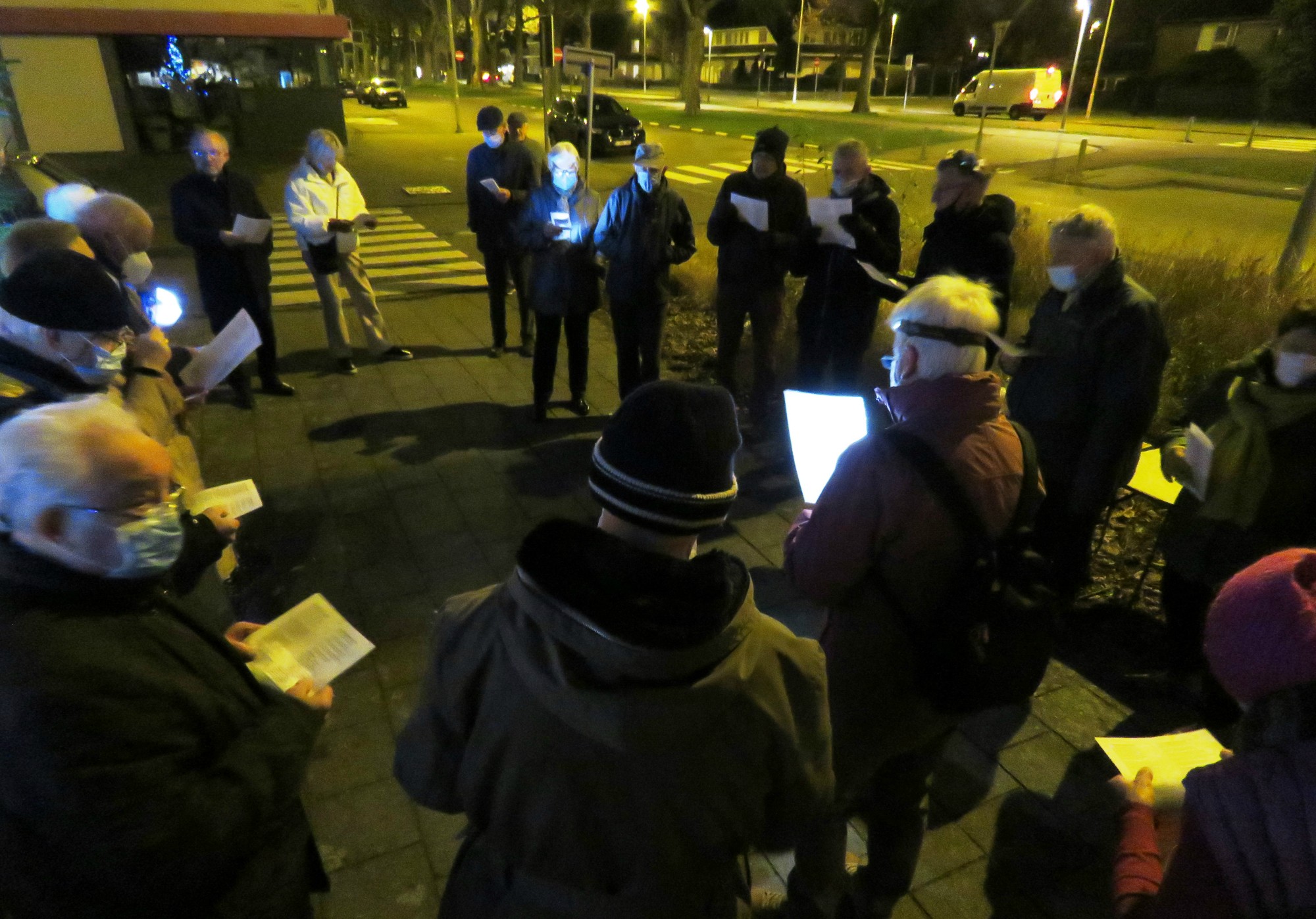 Driekoningen zingen aan de KWB kerststal in de Melis Stokelaan