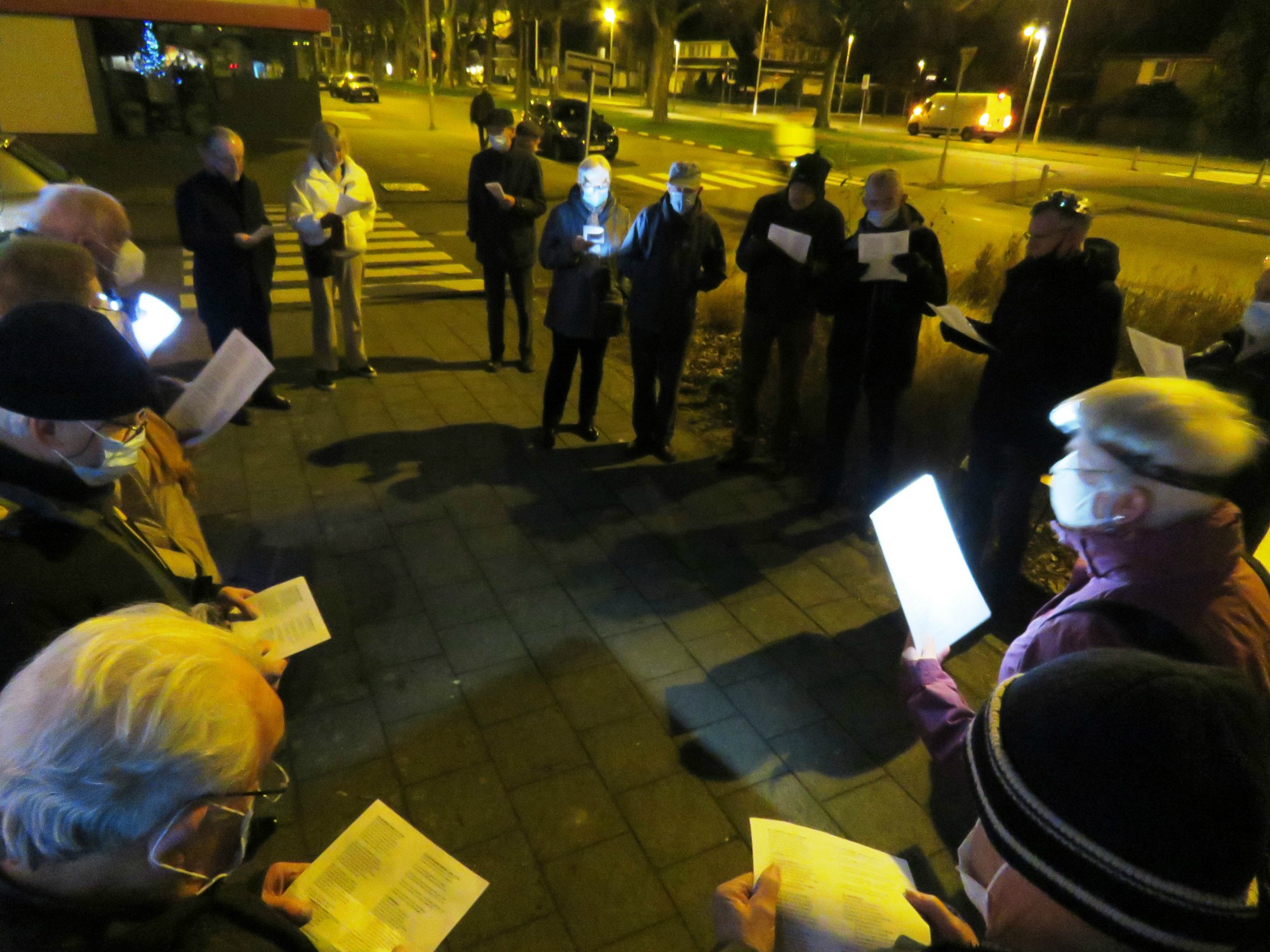 Driekoningen zingen aan de KWB kerststal in de Melis Stokelaan