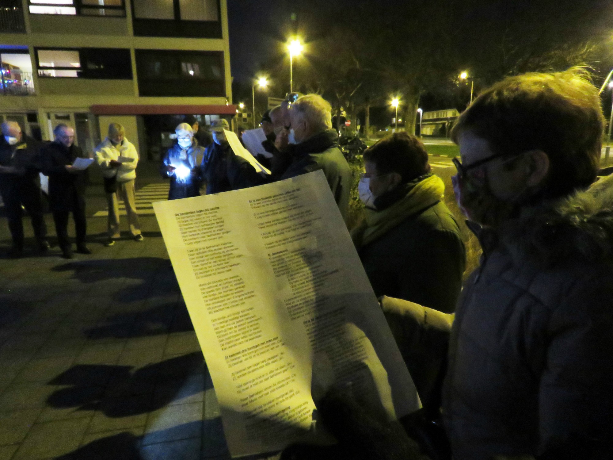 Driekoningen zingen aan de KWB kerststal in de Melis Stokelaan