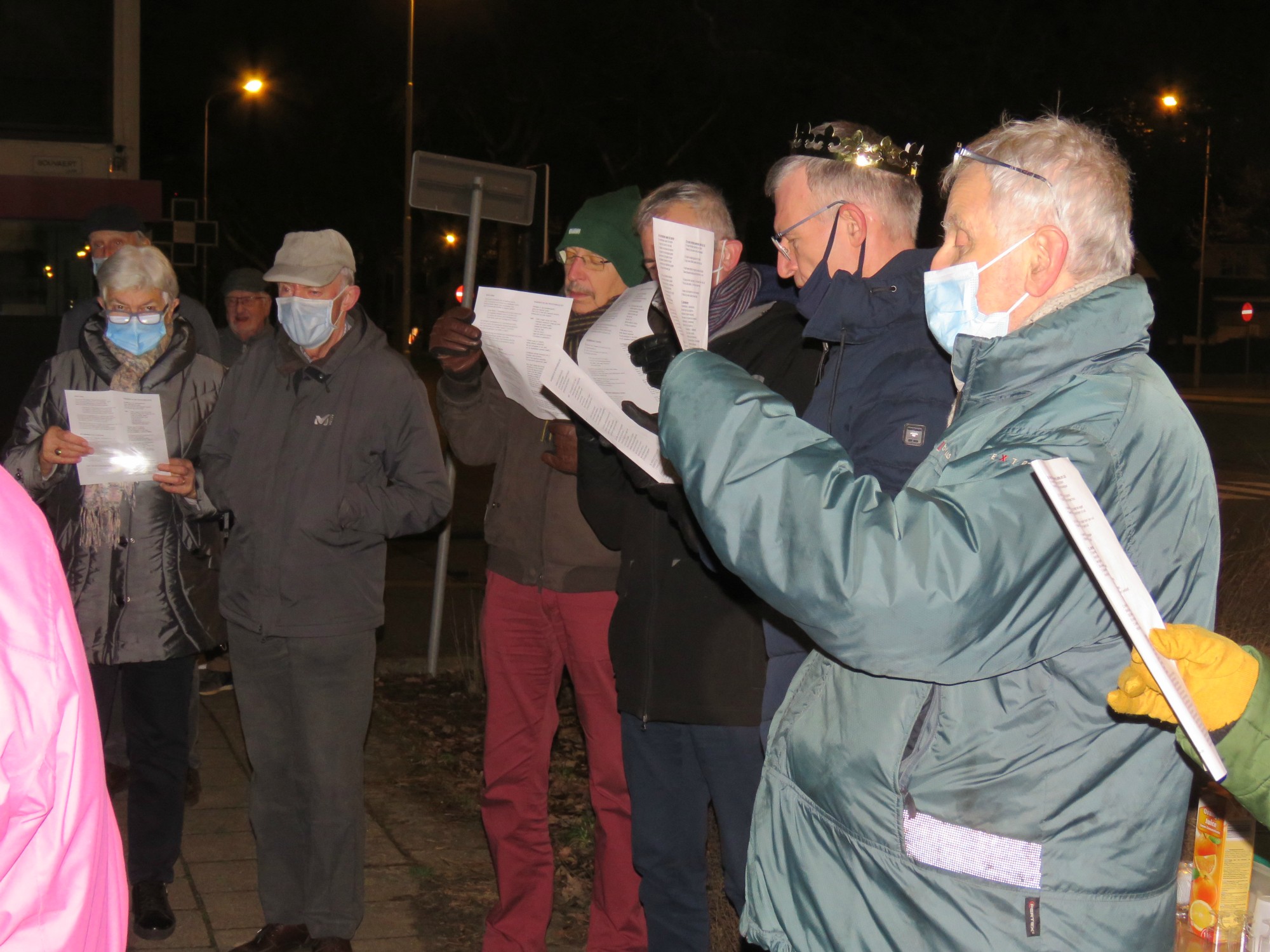 Driekoningen zingen aan de KWB kerststal in de Melis Stokelaan