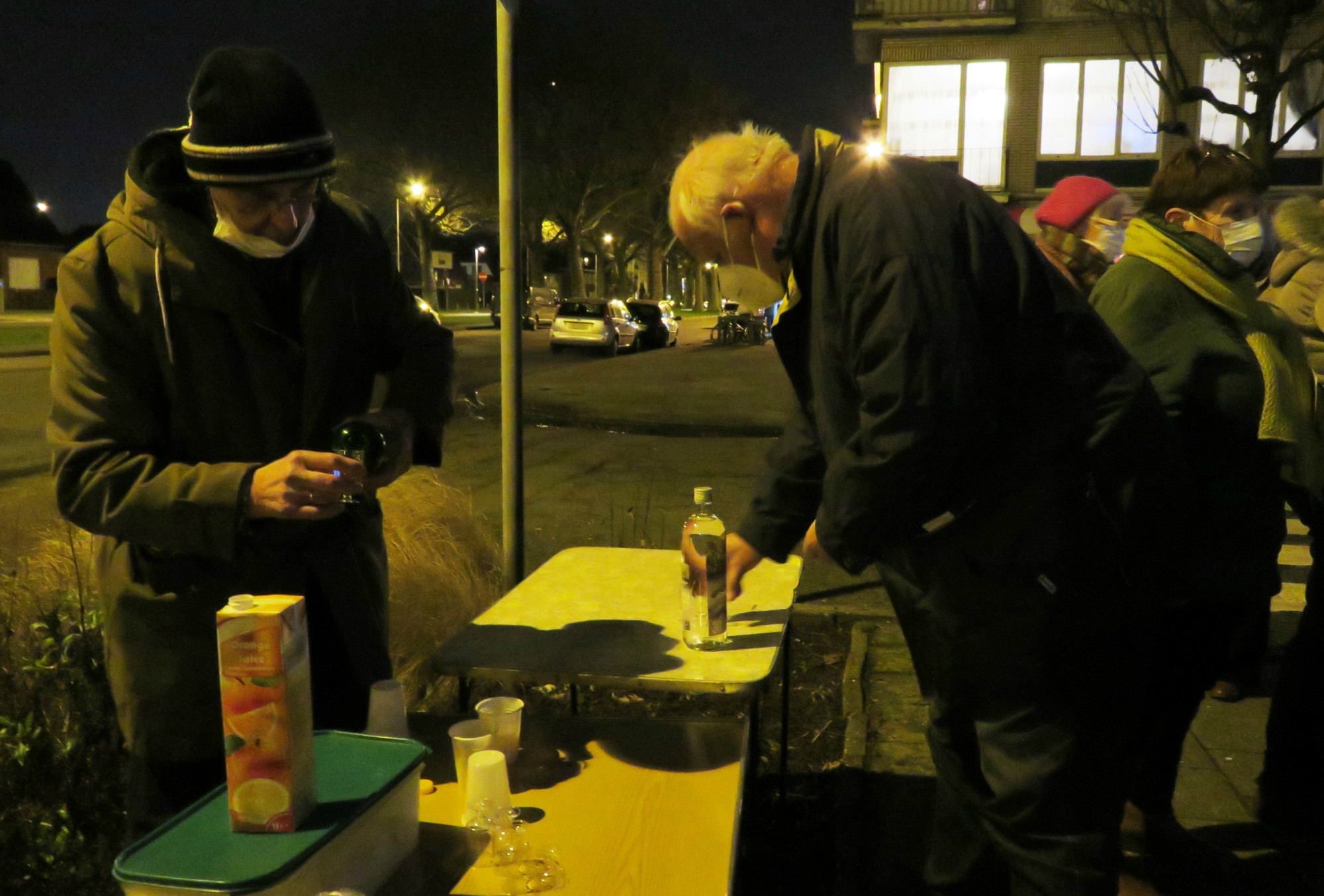 Driekoningen zingen aan de KWB kerststal in de Melis Stokelaan