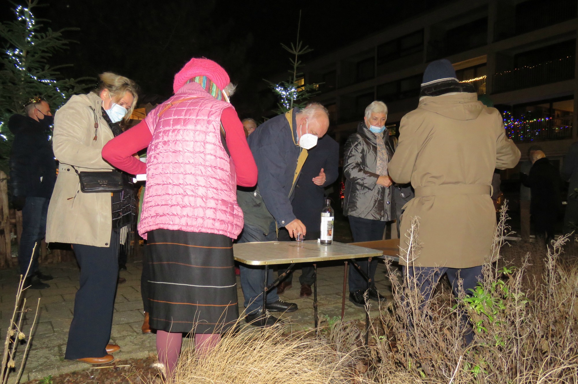 Driekoningen zingen aan de KWB kerststal in de Melis Stokelaan