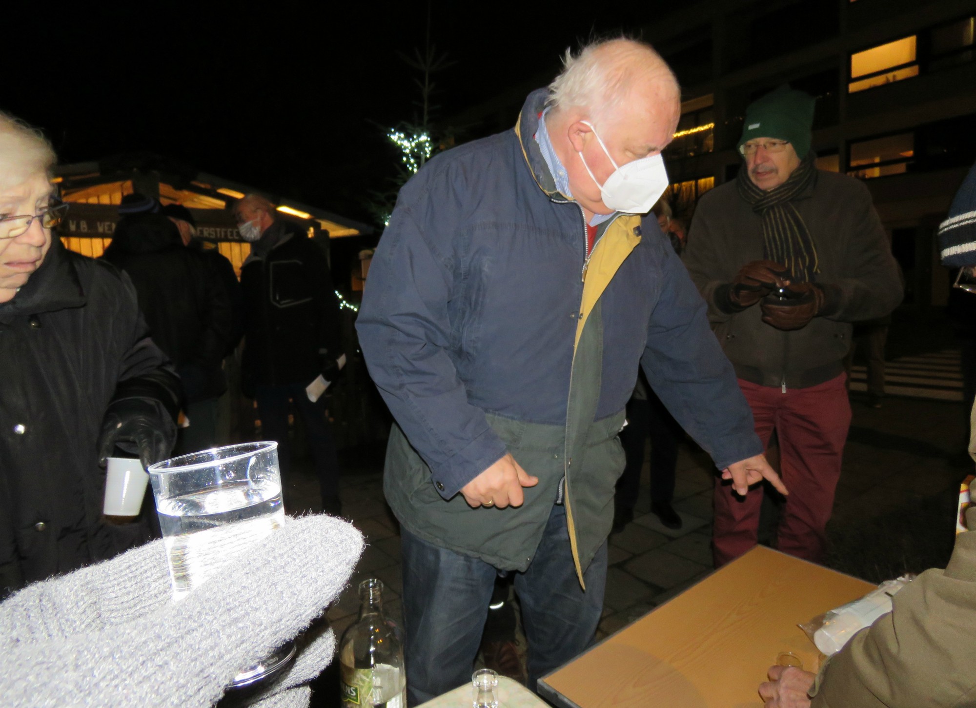 Driekoningen zingen aan de KWB kerststal in de Melis Stokelaan