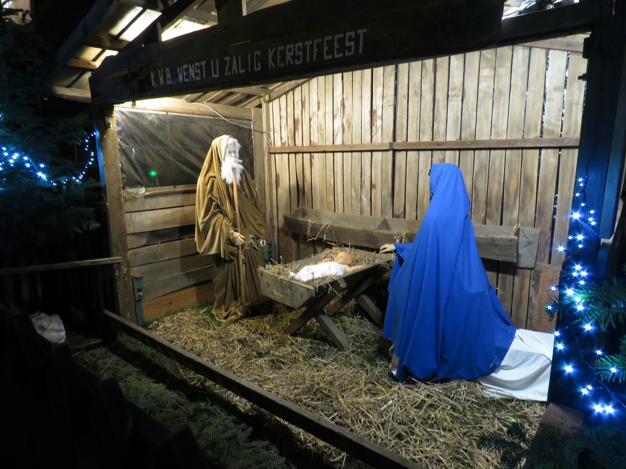 Driekoningen zingen aan de KWB kerststal in de Melis Stokelaan