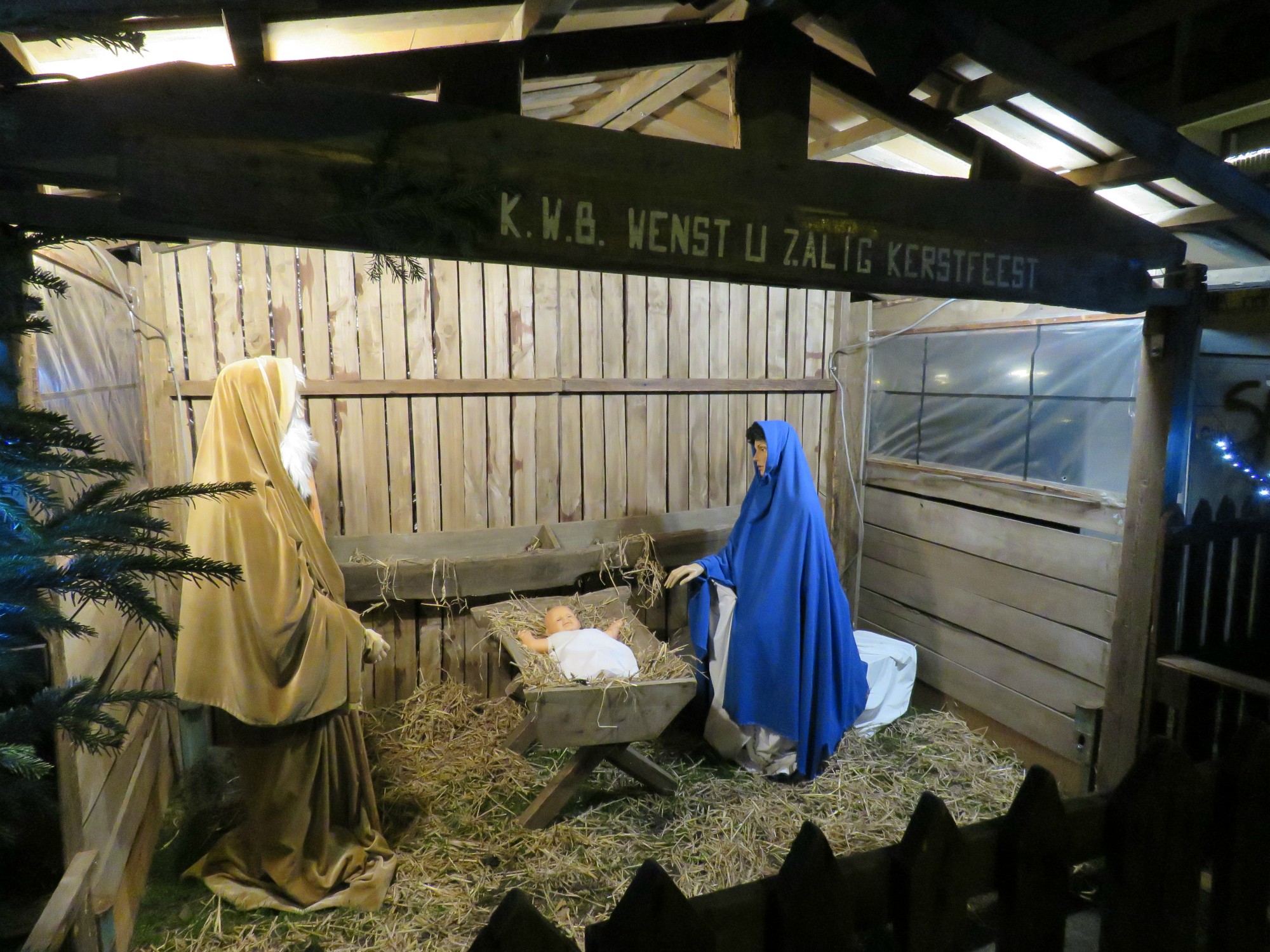 Driekoningen zingen aan de KWB kerststal in de Melis Stokelaan