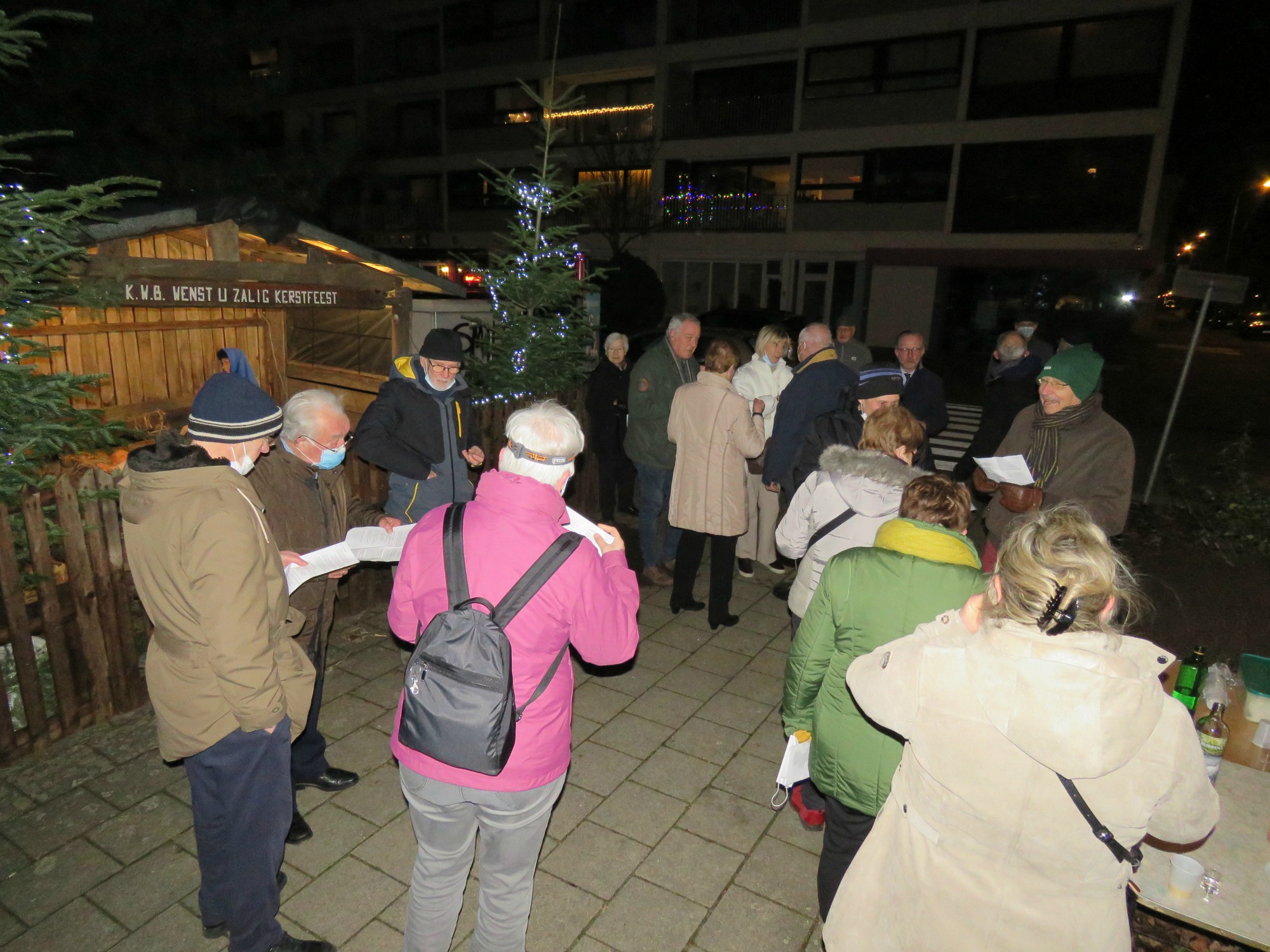 Driekoningen zingen aan de KWB kerststal in de Melis Stokelaan