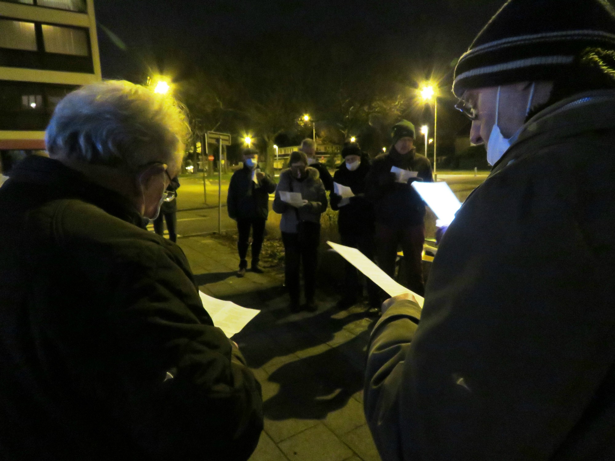 Driekoningen zingen aan de KWB kerststal in de Melis Stokelaan