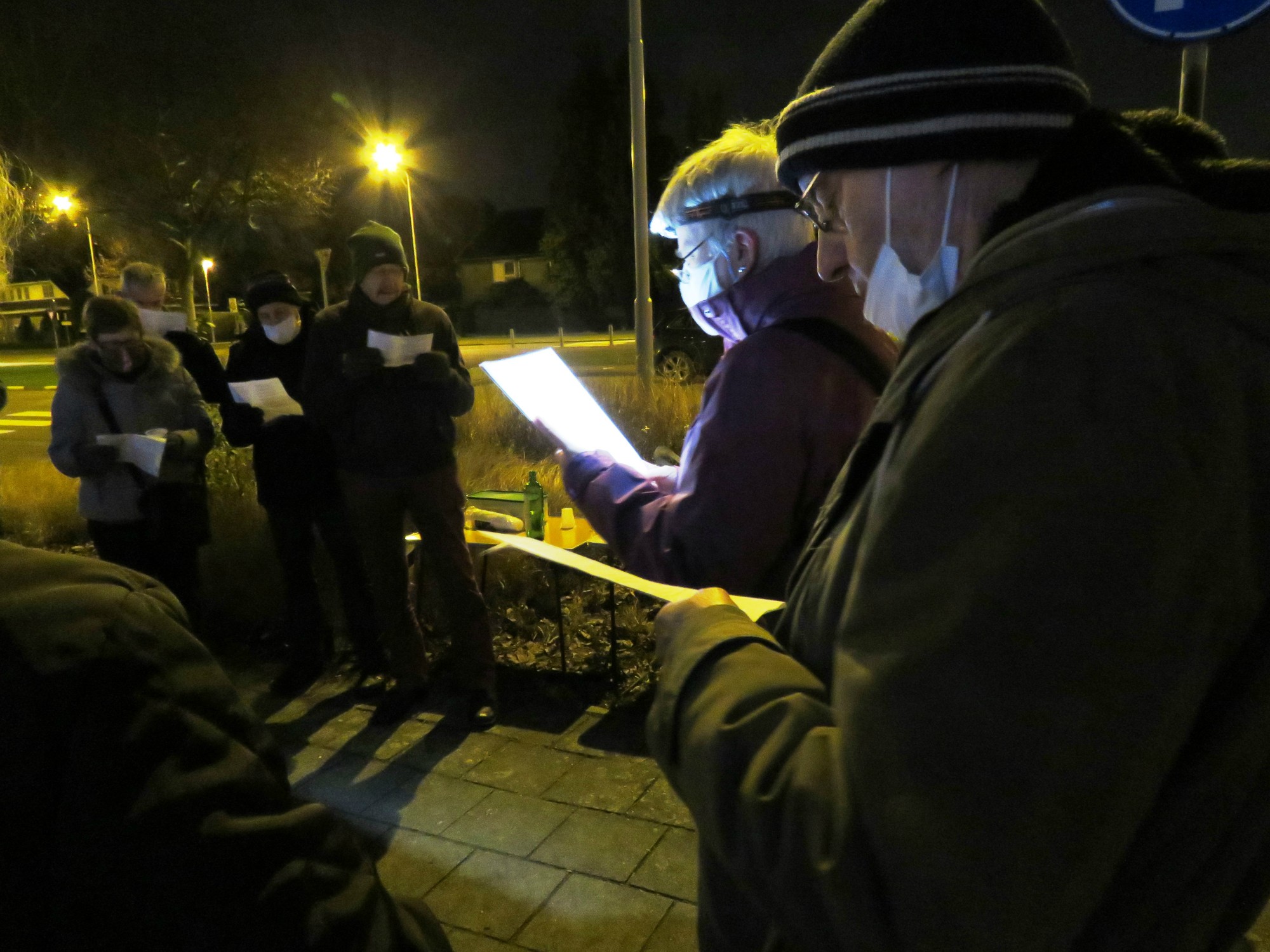 Driekoningen zingen aan de KWB kerststal in de Melis Stokelaan