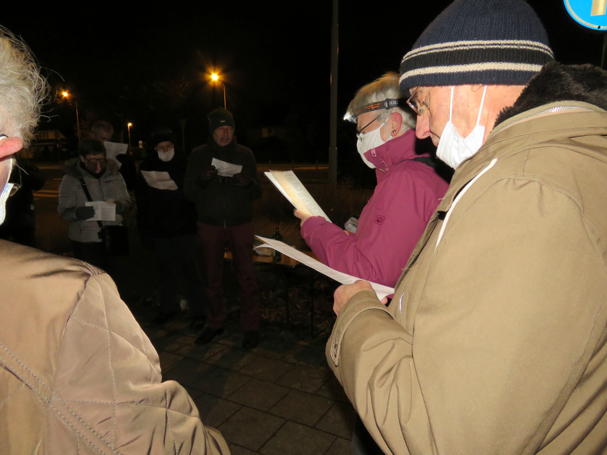 Driekoningen zingen aan de KWB kerststal in de Melis Stokelaan